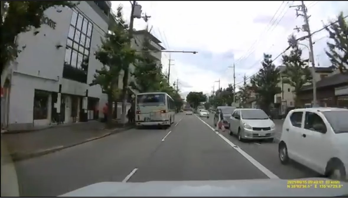 Shumeshun26's tweet photo. @ayame_0114 信号が赤なんだからそりゃ対向車線止まってるに決まっとるがな…

それで言うなら
バスを降りた人がバスの影から飛び出してくるかもしれないから、そっちを警戒するのが妥当。 https://t.co/4a1W0XHIJU