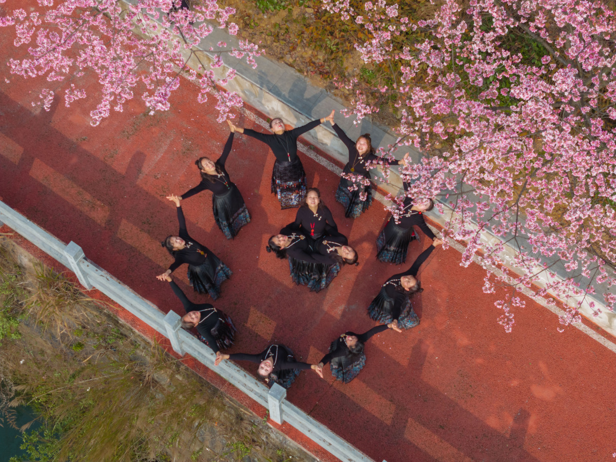 Richard62748641's tweet photo. @UnivAlumni 3 years of classes, late-night library runs, and last-cram snack runs – today we toss our caps u0026 step into the next chapter. Grateful for every messy, perfect memory with my crew.  #Graduation2024 https://t.co/tk26qvroVt