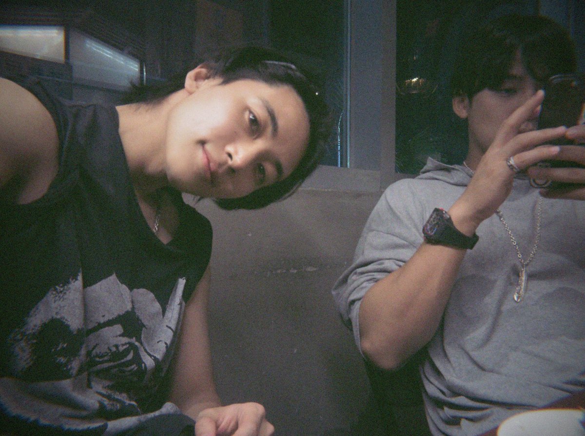 kth4koo's tweet photo. hello do you have a wallpaper for this picture of hannie and gyu 🥹 https://t.co/gwnW7HaFjw