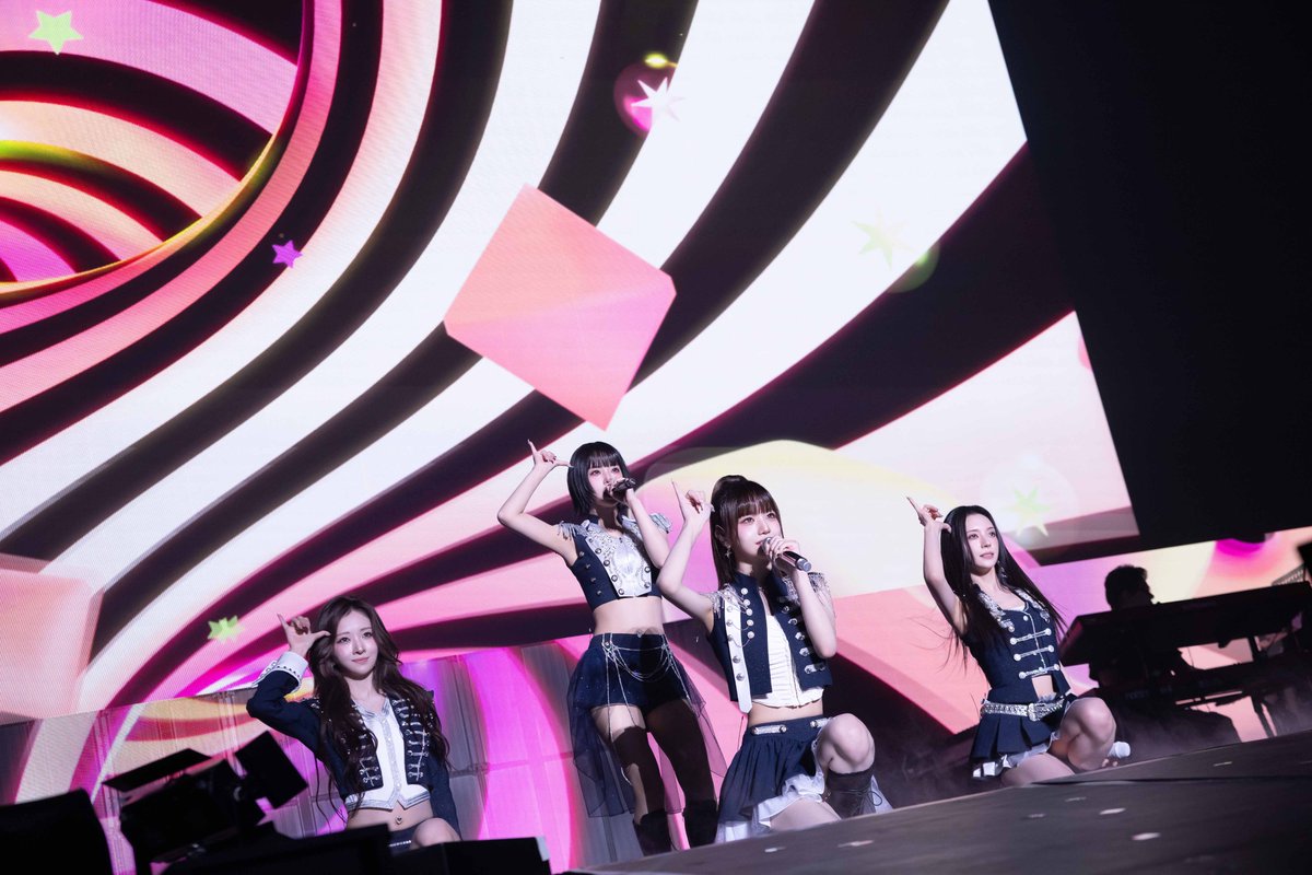 kbsworld_enter's tweet photo. 메이딘, 데뷔 첫 콘서트 성료 “무대하는 행복 느낄 수 있었다”

메이딘, 마시로 ‘HOTLINE’ 선공개→커버 무대로 채운 콘서트 ‘日 팬심 저격’

메이딘, 데뷔 첫 콘서트 6000석 전석 매진 기록…뜨거운 日 인기 증명

[사진제공 = 143엔터테인먼트]

#메이딘 #MADEIN https://t.co/EhGpuFS6mZ