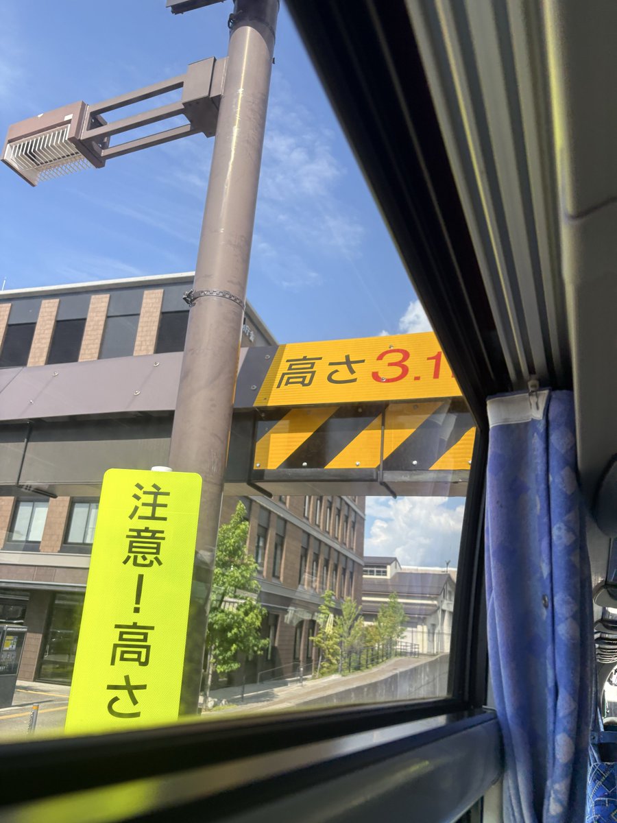 Nishikaigan36's tweet photo. エアロエースで車高制限3,1mに突っ込んでクーラーカバーべっこり https://t.co/ClZWuAzsTq