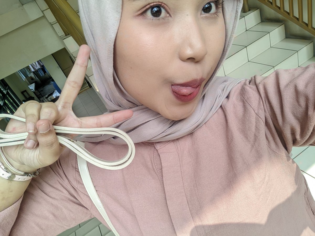 shielmiw's tweet photo. deym gueh tiap hari harus naikin tangga enih (gue lantai 4 and gaada lift) https://t.co/nxYImn3hKh