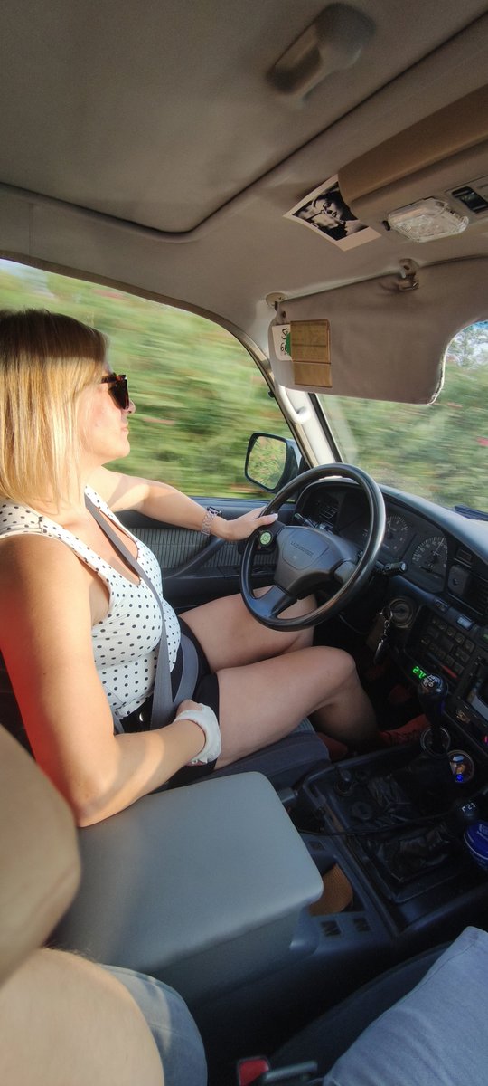 Comparteyvive's tweet photo. Aquí está mi Rubia,
Pilotando casi 3000 kilos de LandCruiser.
Me pone, me pone...
🥰🥰🥰 https://t.co/mQ7LgaD44j