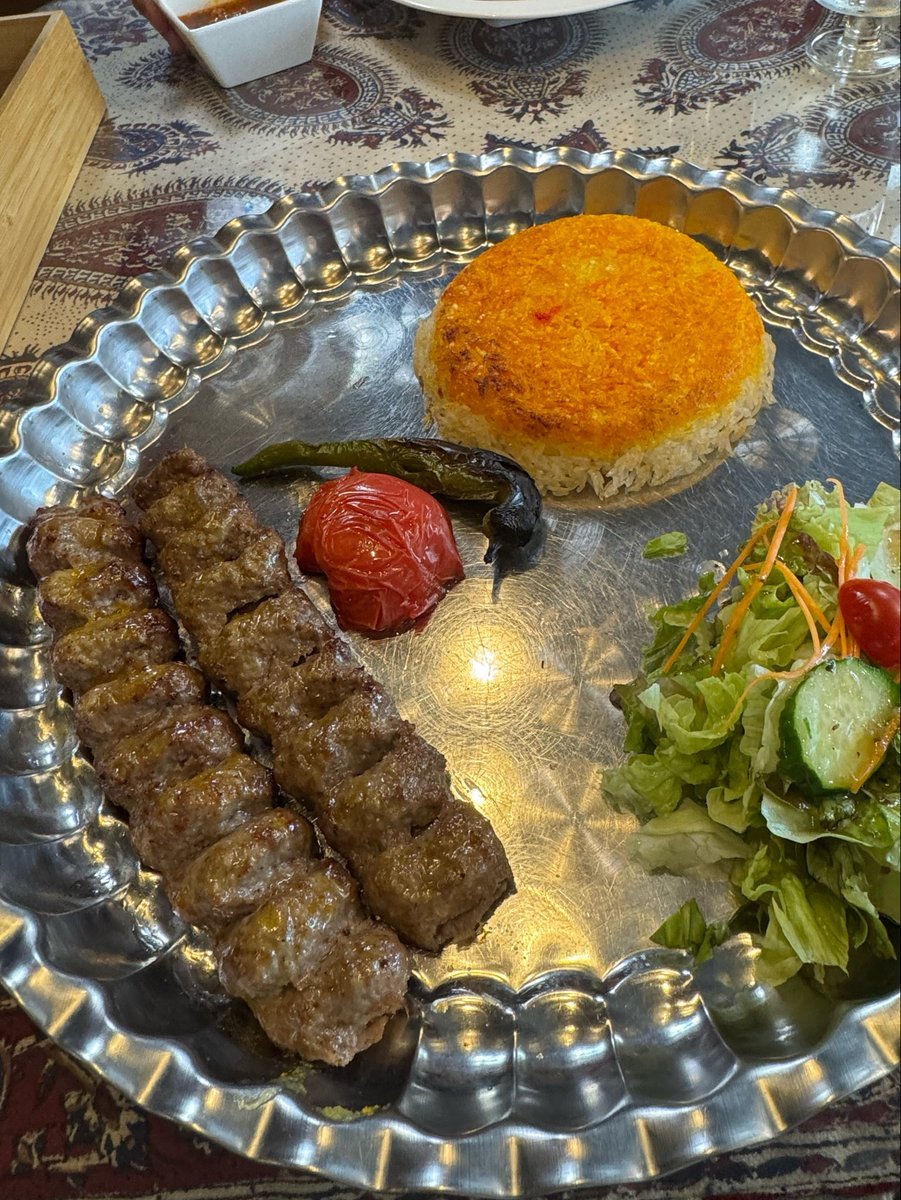 mapupnews's tweet photo. 前からずっと行きたかった、西本願寺南のペルシャ料理屋。写真を見る限り、なんかちと寂しい感じだけど、コレ、プレートが大きくて、結構ボリュームある。

追加でヨーグルトサラダ「カシュク・バーデムジャン」を追加したことで、暑い夏をスッキリと。

全体に「焼いて少し焦がす」ことの旨みに感動。 https://t.co/UVktr16dtj
