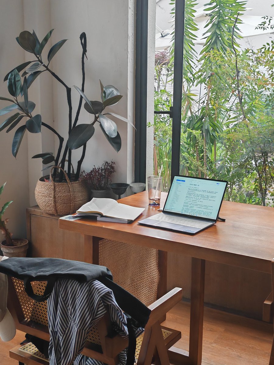 Ronald1817156's tweet photo. Mid-afternoon slump = 10 mins of window-watching u003e endless to-do lists. Anyone else zoning out like this right now https://t.co/UN9pSNlhcB