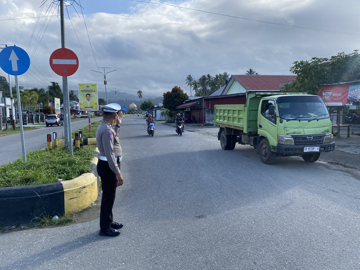 LantasResBursel's tweet photo. Keselamatan anda prioritas utama https://t.co/wuSrfeOewz