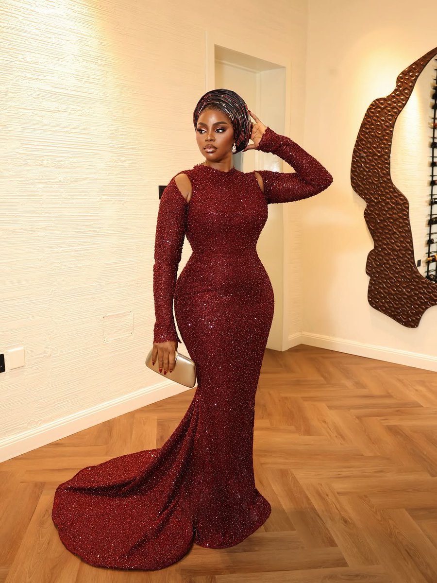 munahtee's tweet photo. Prudent Gabriel's dress is my favourite from #jp2026.

When a fabric already has enough stones and sparkle, you don't need an overly complicated design. A clean, simple style lets the fabric do all the talking.

The best part? It has a huge rewear value https://t.co/pwI8Ldhm0W