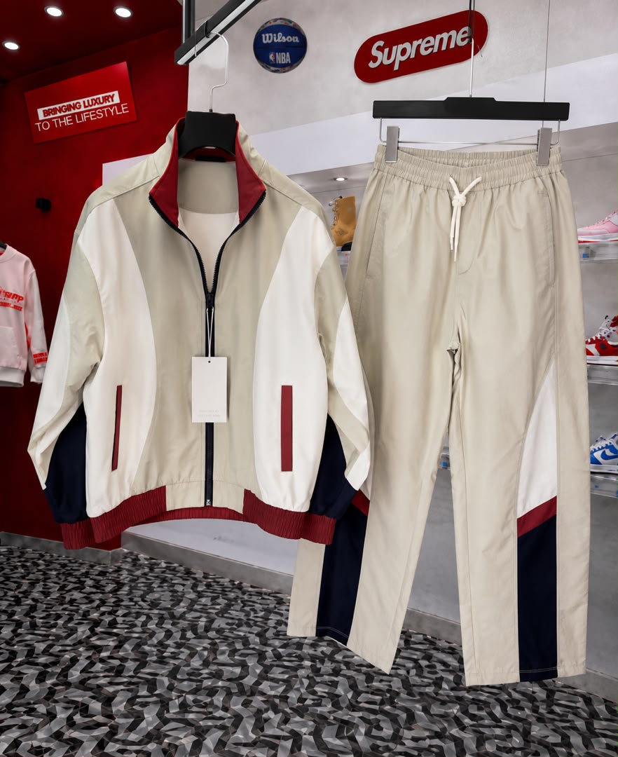 SophyDarlington's tweet photo. LUXURY TRACKSUITS BEST QUALITY            SIZES; XL XXL XXXL    PRICE: 60k Naira
Location Lagos    Nationwide delivery 
Whatsapp link on bio 
#Tracksuit #upanddown #fashion  #clothesvendorsinlagos #upanddownformen https://t.co/g34XW88bvr