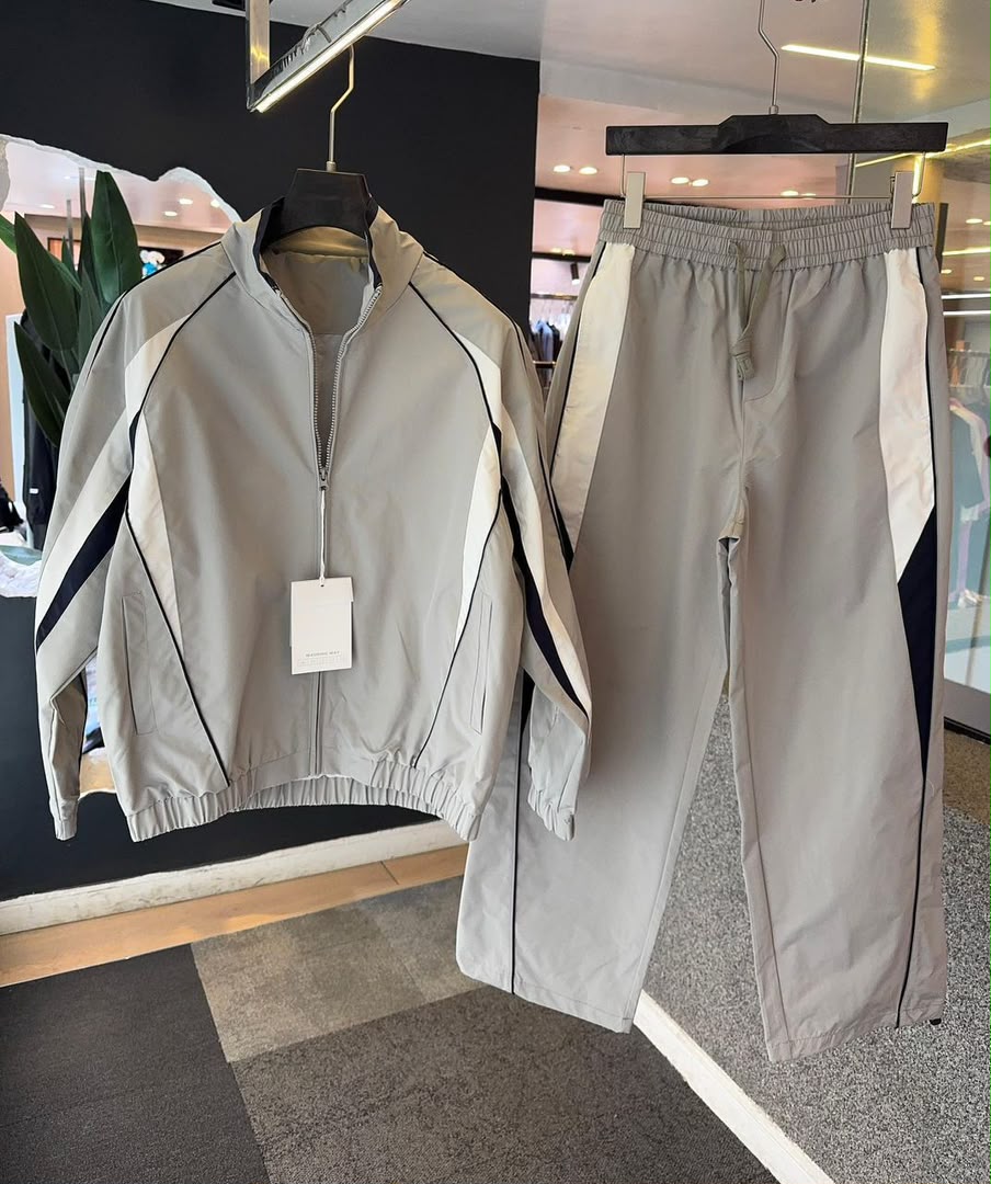SophyDarlington's tweet photo. LUXURY TRACKSUITS BEST QUALITY            SIZES; XL XXL XXXL    PRICE: 60k Naira
Location Lagos    Nationwide delivery 
Whatsapp link on bio 
#Tracksuit #upanddown #fashion  #clothesvendorsinlagos #upanddownformen https://t.co/g34XW88bvr