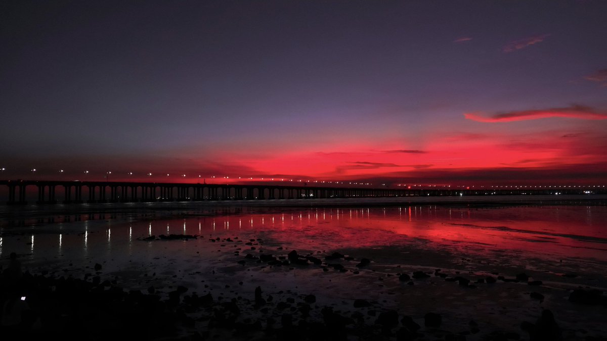 stillwildnature's tweet photo. bleeding sunset https://t.co/RfdZifdG6p
