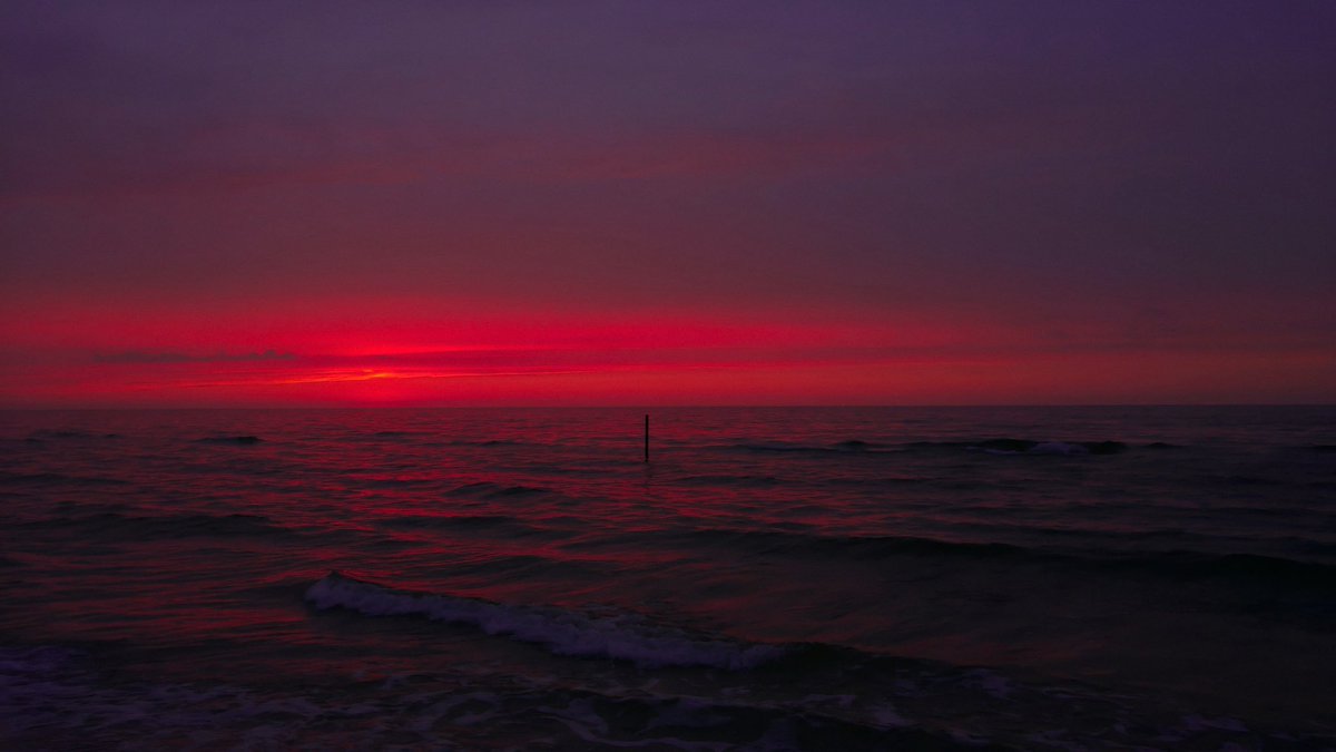 stillwildnature's tweet photo. bleeding sunset https://t.co/RfdZifdG6p