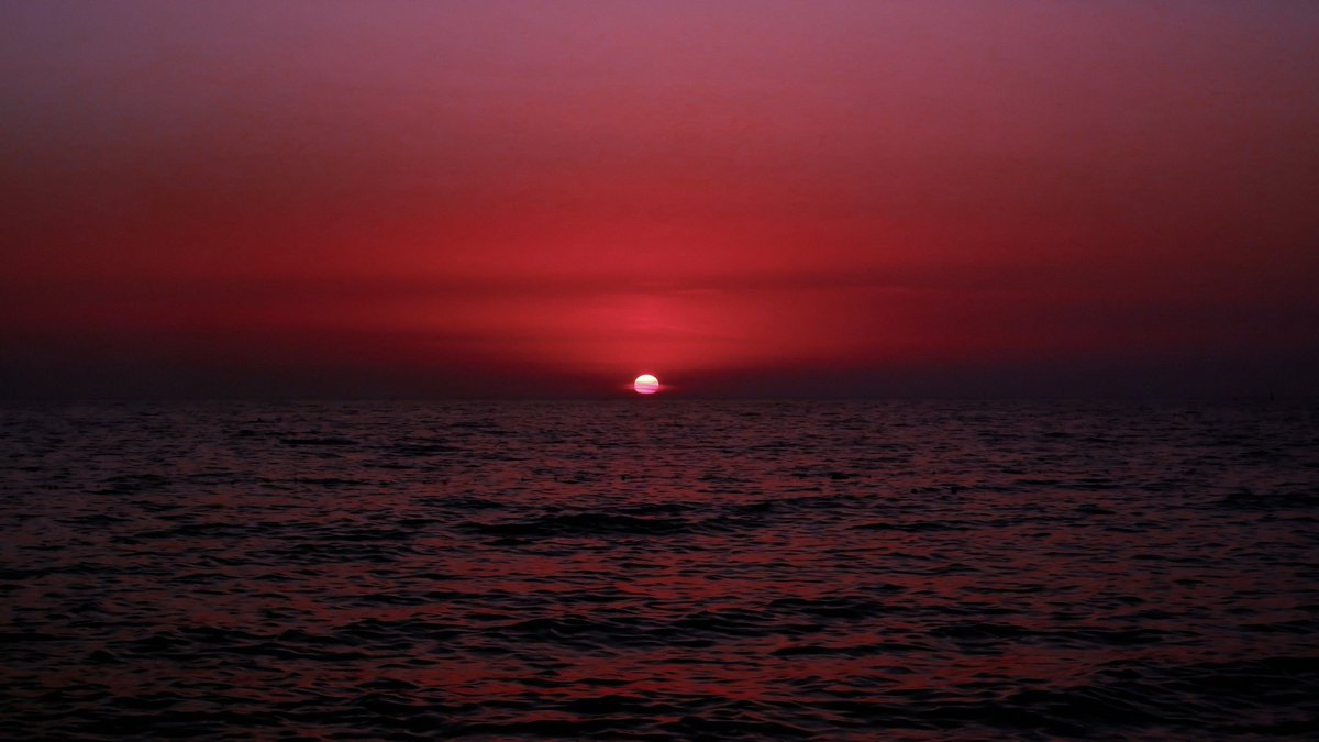 stillwildnature's tweet photo. bleeding sunset https://t.co/RfdZifdG6p