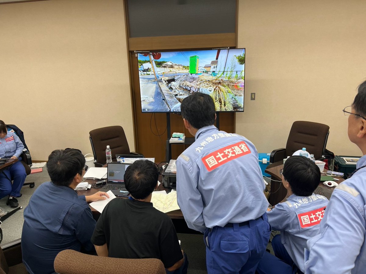 mlit_Kyushu's tweet photo. 【被災箇所の自治体との情報共有】
＃TECFORCE で派遣された職員からの現地調査結果を各自治体職員と共有し、復旧についての段取り等を調整しております。
レーザースキャナー測量によるデータを使用し、現地の情報をより広く分かりやすく共有し、迅速な対応に努めております。
＃令和8年熊本地震 https://t.co/tJ9NKOsqvm