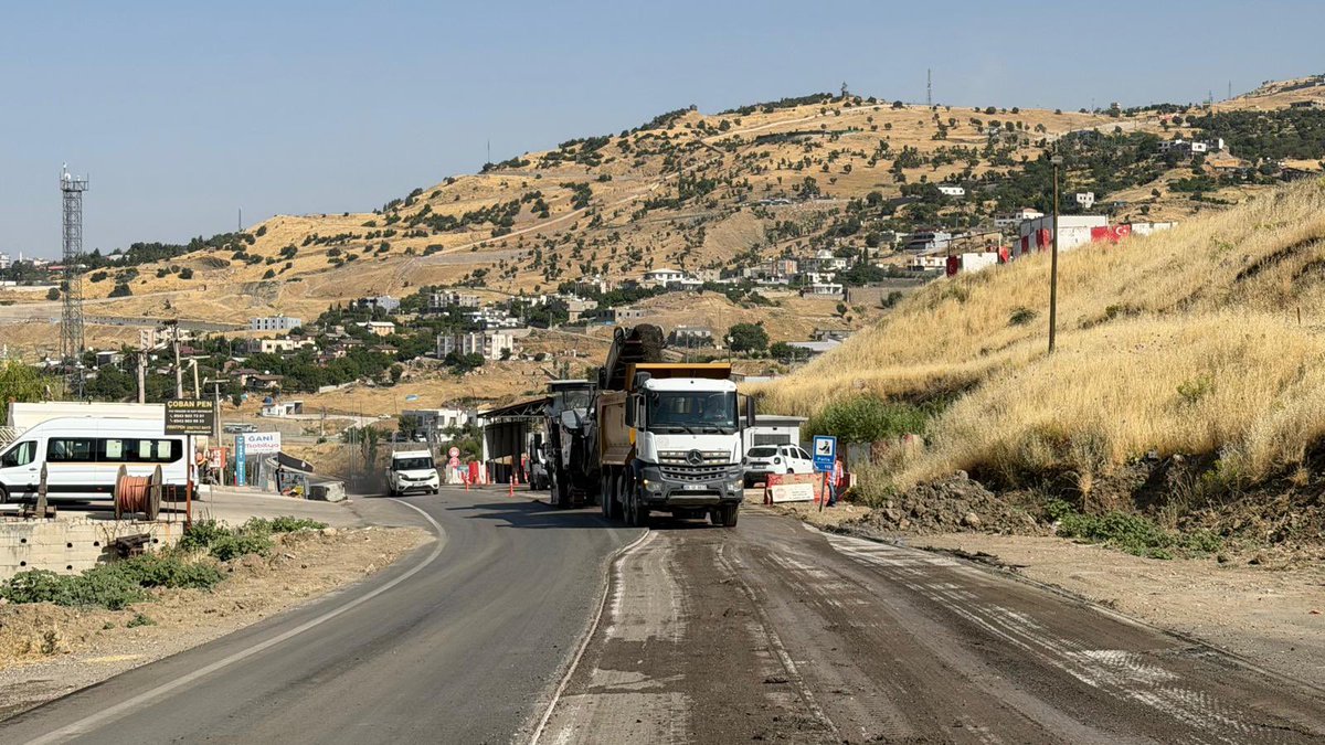 TatarArslan's tweet photo. Hemşehrilerimizin haklı talepleri doğrultusunda, Şırnak–Uludere yolunda yaklaşık 6,5 kilometrelik güzergahta vatandaşlarımızın şikâyetine konu olan bozulmaların giderilmesi çalışmalarına bugün itibarıyla başlanmıştır.

Çalışmalar kapsamında, bozulmaların bulunduğu noktalarda öncelikle freze makinesi ile mevcut aşınma tabakası kaldırılacak, ardından yeni asfalt aşınma tabakası serilerek yol daha güvenli ve konforlu hale getirilecektir.

Bozulan kesimlerdeki çalışmaların tamamlanmasının ardından ise güzergâhta kalan yaklaşık 6 kilometrelik bölümün de aşınma tabakası serilerek yolun tamamı yenilenecektir.

Şırnak’ımızın ulaşım altyapısını daha da güçlendirmek adına çalışmalarımızı kararlılıkla sürdürüyoruz.
Karayolları Genel Müdürlüğümüze ve emeği geçen herkese teşekkür ediyor, çalışmaların hemşehrilerimize hayırlı olmasını diliyorum. 

@RTErdogan @Akparti @abuyukgumus @a_uraloglu @KarayollariGM