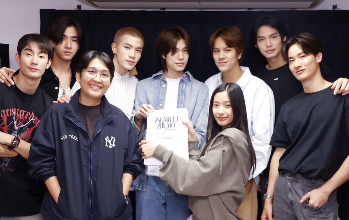 palmneungcore's tweet photo. phuwin looking like the female lead in the middle 😭 https://t.co/7jwrWY9cCK