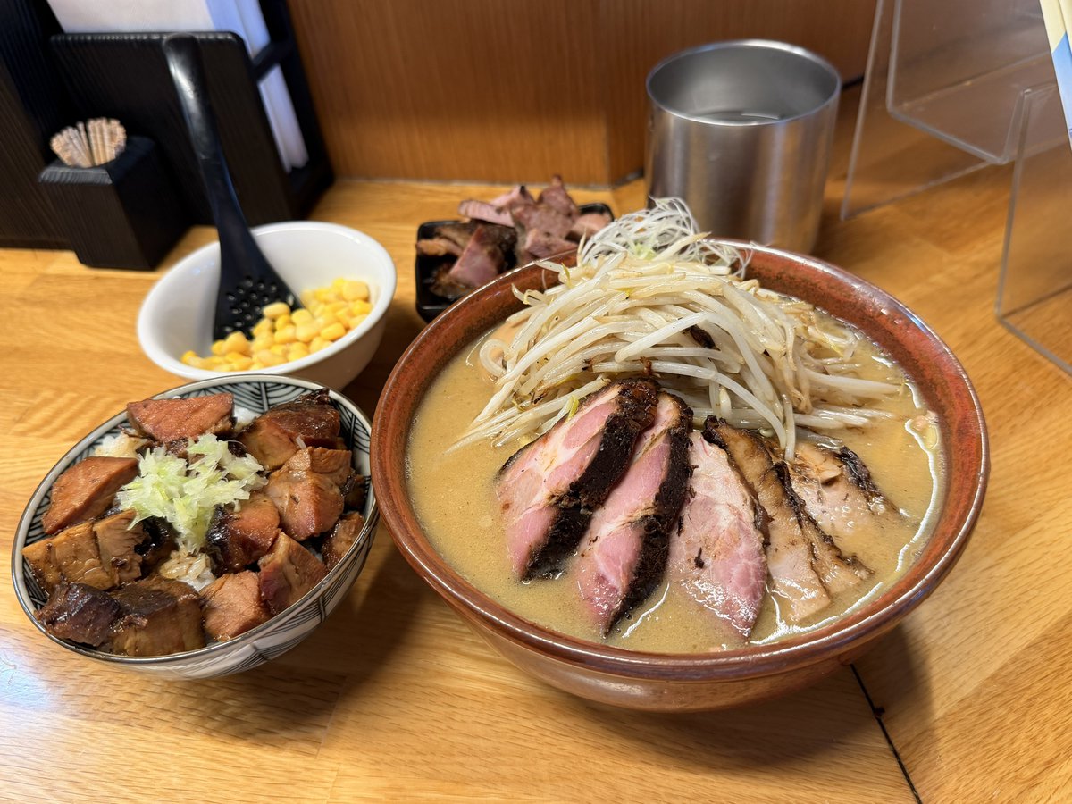 LopchanRamen's tweet photo. 味噌っ子ふっく 荻窪
味玉ちゃーしゅー味噌ラーメン 🍜
ちゃーしゅー飯🍚（小）コーン🌽こまチャー

肌寒い日に最高の味噌ラーメン🍜
今日のスープはいつも以上に
円やかで野菜の香りや甘味を感じ🧅🥬
とてもほっこりしますね🥰
小麦の風味豊かな中太ストレート麺に
チャーシューも抜群に美味い‼️👍 https://t.co/e14zlCissP