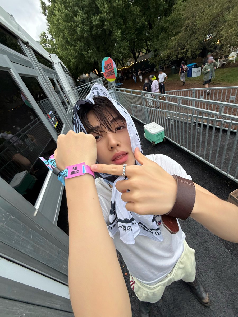seanhomage's tweet photo. pantes dipamerin trus sama nyon ternyata sat artist 😭😭😭😭 iya adeekk kamu sekarang udah jadi artis besarrr 🥺😭😭😭 https://t.co/WPCuFoYIsp