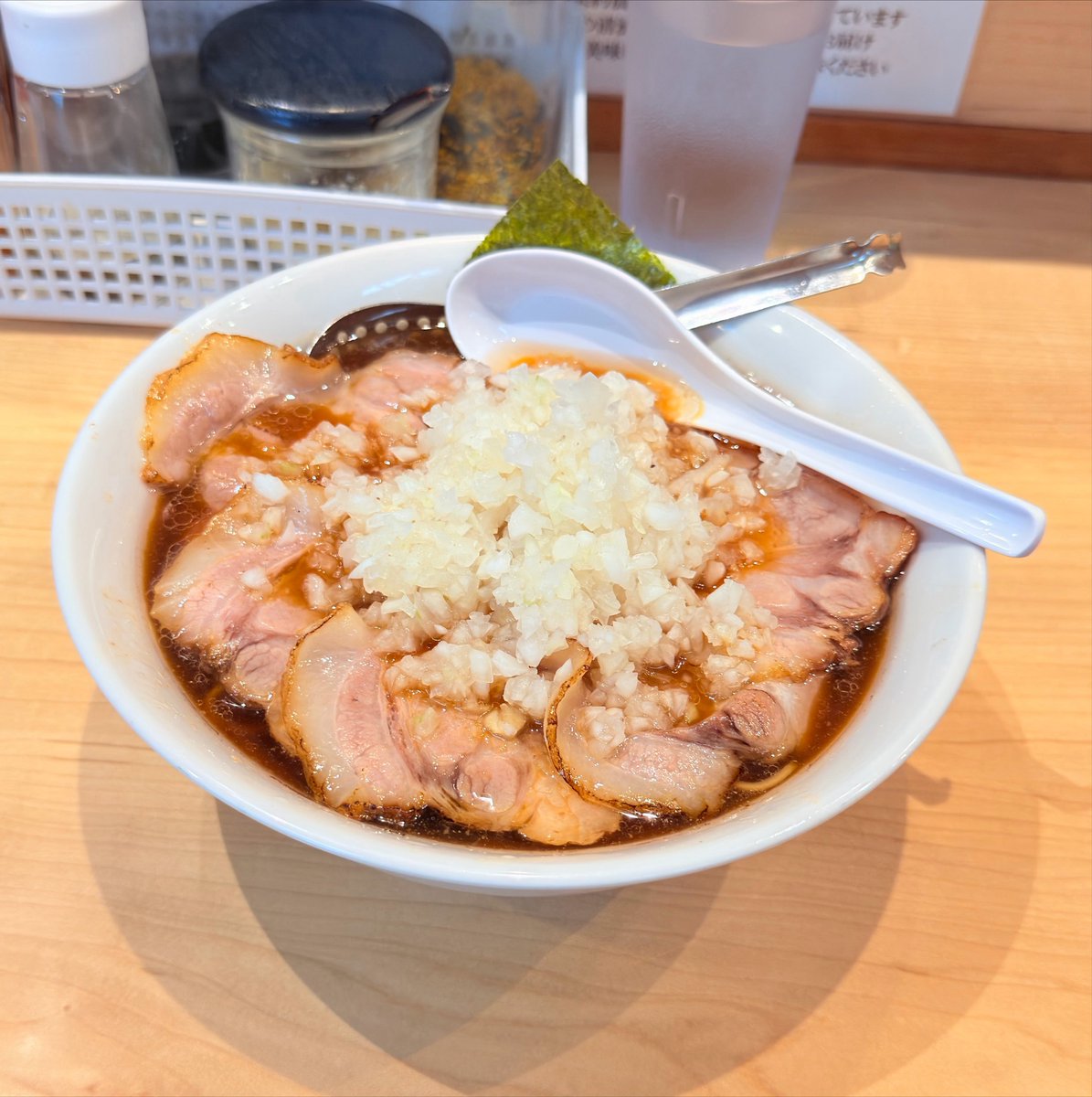 Nikina_112's tweet photo. びんびん亭　河辺店
炙りチャーシューメン　玉ねぎ増し

八王子ラーメンといったら刻み玉ねぎだよね https://t.co/zt46JSdkn8
