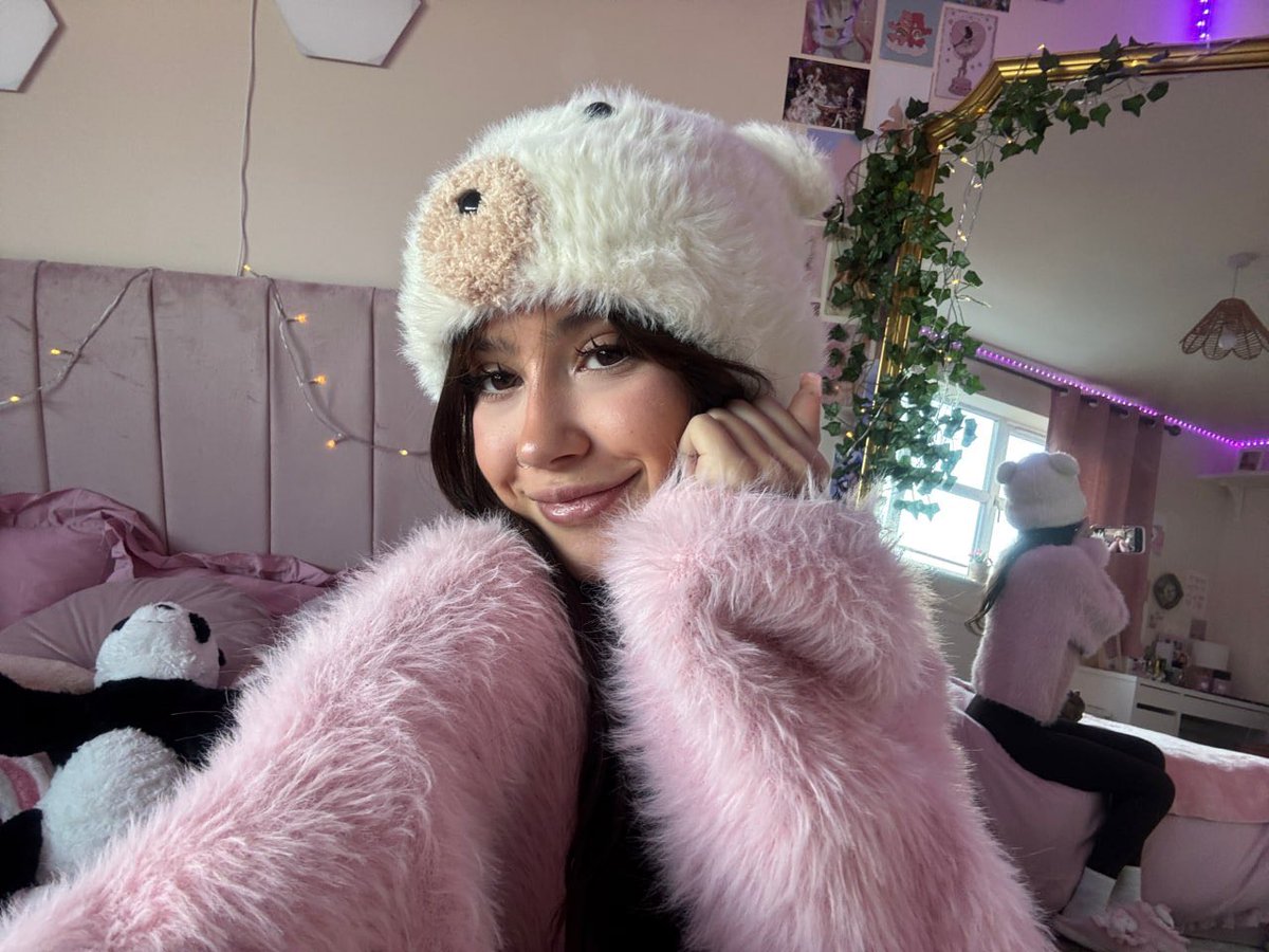 Christabelleumx's tweet photo. “you’re so pretty, baby.” “who’s my pretty girl_” oh i love being talked through it https://t.co/bmtxeqcRy7