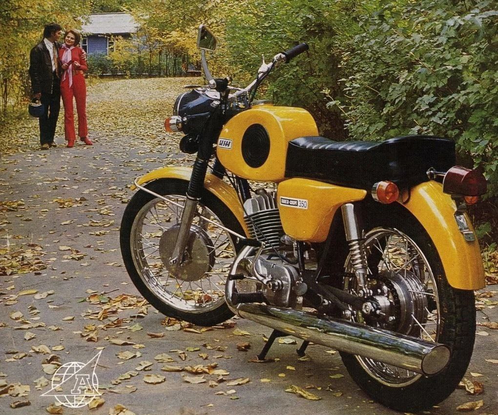 HistoryFoto's tweet photo. Отрада советской молодежи — мотоцикл Иж Планета Спорт. Выпускался Ижевским мотозаводом с 1973 по 1984 год. https://t.co/x6Oh2pBiuA