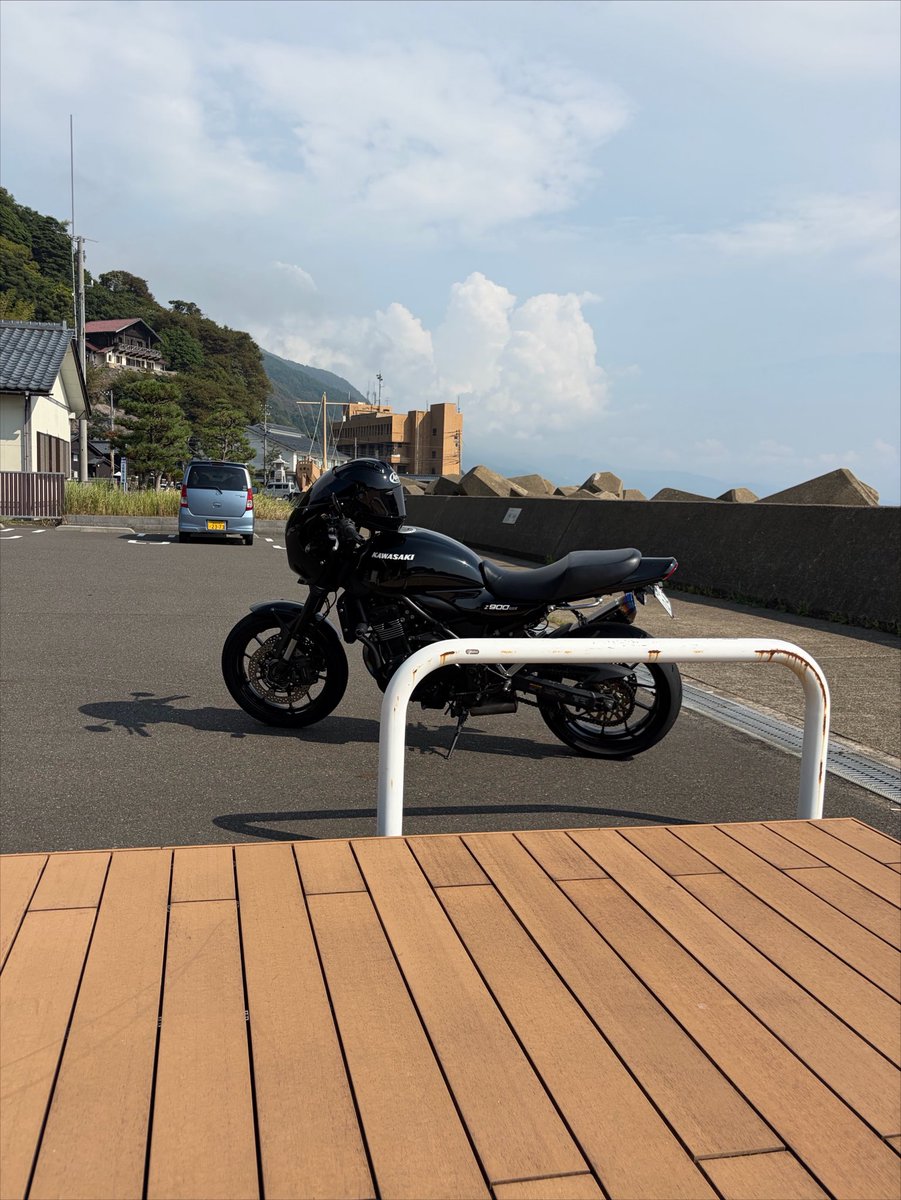 4bamasa3's tweet photo. こんだけ暑いとよく曲がる https://t.co/NqxsaOnXVu