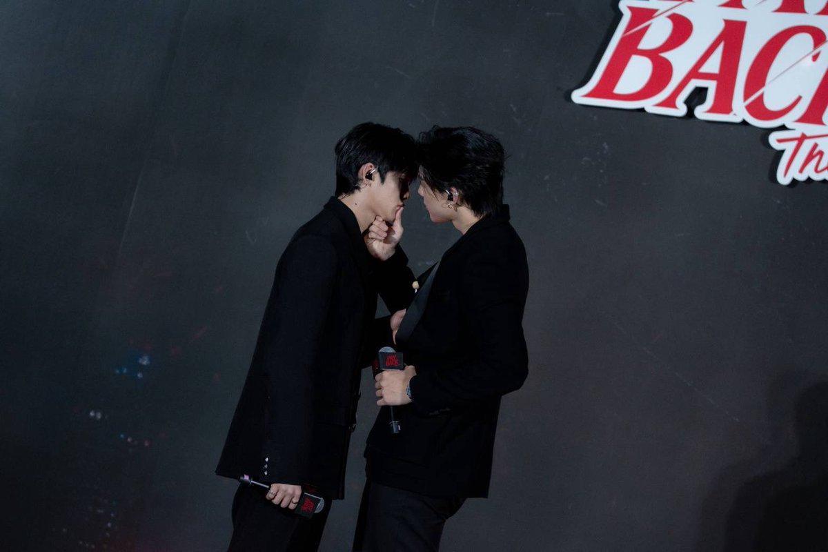 TripleclickTH's tweet photo. “ท็อปแท็ป-มินลี” ชวนทีมนักแสดงปิดบัญชีแค้นใน “PAYBACK THE SERIES FINAL EP”

พร้อมประกาศบิ๊กเซอร์ไพรส์  Global Fanmeeting ทั่วโลก

 #PAYBACKTheSeries #Payback #PaybackFinalEP #iQIYI #samk #fujoking #LezhinTH #Bomtoon #ช่องวัน31 #one31

ปิดฉากปมความแค้นสุดประทับใจ สำหรับค่ำคืนสุดพิเศษของซีรีส์วายฟอร์มยักษ์ที่ดัดแปลงจากเว็บตูนเกาหลีเรื่องดัง PAYBACK The Series ยกให้เป็นซีรีส์กระแสปังที่ได้รับความนิยมทั้งในไทยและอินเตอร์แฟน ล่าสุดชวนแฟน ๆ ร่วมชมบทสรุปตอนจบ พร้อมร่วมส่งตัวละครกลับสู่เว็บตูนเกาหลีเรื่องดัง ณ โรงภาพยนตร์ที่ 15 SF WORLD CINEMA , CENTRAL WORLD เมื่อวันเสาร์ที่ 1 สิงหาคม 2569 ที่ผ่านมา โดย บริษัท เอแพลน อินเตอร์เนชั่นแนล กรุ๊ป จำกั��� , Rakuten TV (ระคุเท็น ทีวี), KidariStudio (คิดาริ สตูดิโอ) และ Copus Japan (โคปัส เจแปน) รังสรรค์ผลงานโดย ไรซ์อัพ โปรดักชั่น โดย บริษัท คิเซกิ ครีเอชั่น จำกัด ได้จัดกิจกรรมให้กับเหล่าแฟนซีรีส์ได้ใกล้ชิดกับทีมนักแสดงพร้อมดูซีรีส์ตอนจบในงาน PAYBACK THE SERIES FINAL EP โดยพาเหรดทีมนักแสดง นำโดย ท็อปแท็ป-จารุกิต และ มินลี-ธนากร ร่วมด้วย โชกุน-ปารมี, ฟูไอซ์-ธนวัตร, บอส-ชัยกมล และขุนโน้ต-จิรภัทร ร่วมแบ่งปันความสุขและเบื้องหลังการทำงาน บรรยากาศสุดอบอุ่นเต็มไปด้วยรอยยิ้ม เสียงชื่นชม และความประทับใจ ข���งทีมนักแสดงตั้งแต่เริ่มโปรเจกต์จนผลงานออก สู่สายตาแฟน ๆ กวาดกระแสความนิยมทั้งในโลกออนไลน์ และครองใจแฟนซีรีส์วายตลอดการออกอากาศอีกด้วย

บรรยากาศงาน PAYBACK THE SERIES FINAL EP สุดคึกคัก ส่งให้แฮชแท็กของซีรีส์พุ่งติดเทรนด์อย่างรวดเร็ว เปิดเวทีด้วยสองนักแสดงหนุ่มเล่น Roleplay ซีนลูกอมจากซีรีส์ เรียกเสียงกรี๊ดสนั่นระเบิดเคมีหวานจนต่อมความฟินของแฟน ๆ ทำงานหนักมาก ไปกันต่อกับโชว์สุดพิเศษ ฟินกับเสียงเพราะ ๆ ของ “ท็อปแท็ป” และ “มินลี” กับเพลงประกอบซีรีส์ เธอทำให้รู้  ที่สะกดคนทั้งฮอลล์ ก่อนที่จะเปลี่ยนอารมณ์เข้าสู่เพลงซึ้ง ๆ คนไกล จาก “โชกุน” จากนั้นชวนเหล่านักแสดงมาพูดคุยถึงการทำงาน ก่อนร่วมชมซีรีส์ตอนจบและทันทีที่ซีรีส์ตอนสุดท้ายออนแอร��� แฟน ๆ ต่างร่วมลุ้นและส่งเสียงเชียร์ให้กับบทสรุปของตัวละคร ทั้งฮ็อป ทั้งฟิน พร้อมเสียงปรบมืออย่างประทับใจที่ได้ส่งทุกตัวละครกลับสู่เว็บตูนอย่างสมบูรณ์แบบ พร้อมพูดคุยกับทีมนักแสดงบนเวที โดยกล่าวขอบคุณทุกกำลังใจ ทุกการสนับสนุนที่ติดตามชมและซัพพอร์ต ส่งให้กระแสตอบรับดีอย่างล้นหลาม รวมถึงโมเมนต์น่ารัก ๆ ที่เปิดโอกาสให้แฟน ๆ เข���ยนข้อความผ่านบอร์ดโพสอิท ส่งคำถามและข้อความที่อยากบอกกับทุกตัวละคร ซึ่งถือเป็นกำลังใจสำคัญของทั้งนักแสดงและทีมงานทุกคน

ปิดท้ายส่งทุกคนกลับบ้านด้วยอีกหนึ่งบทเพลง love back จากสองหนุ่ม #ท็อปแท็ปมินลี่ และบิ๊กเซอร์ไพรส์สุดยิ่งใหญ่ที่ทางซีรีส์ประกาศ NEXT PROJECT สานต่อความฟินให้แฟน ๆ ได้หายคิดถึง ไอ้บ้า กับ นายสองบาท โดยประกาศงานแฟนมีต 12 เมืองใหญ่ทั่วโลกหลังจากซีรีส์จบ ออกสตาร์ทกันที่ประเทศไทย ซึ่งจะจัดขึ้นในวันที่ 29 สิงหาคม 2569 ณ MCC HALL, THE MALL LIFESTORE NGAMWONGWAN เป็นที่แรก ! และต่อด้วย Changzhou, Seoul, Tokyo, Taipei, Hong Kong, Macau, Manila, Ho Chi Minh City, Madrid, New York และ Rio De Janeiro

แฟน ๆ สามารถติดตามรับชมความสนุกของ PAYBACK The Series ย้อนหลังได้ทางแพลตฟอร์มออนไลน์ TV Version แอป oneD ดูเวอร์ชัน UNCUT บนแอป iQIYI และเว็บ iQ ที่เดียวเท่านั้น !!!