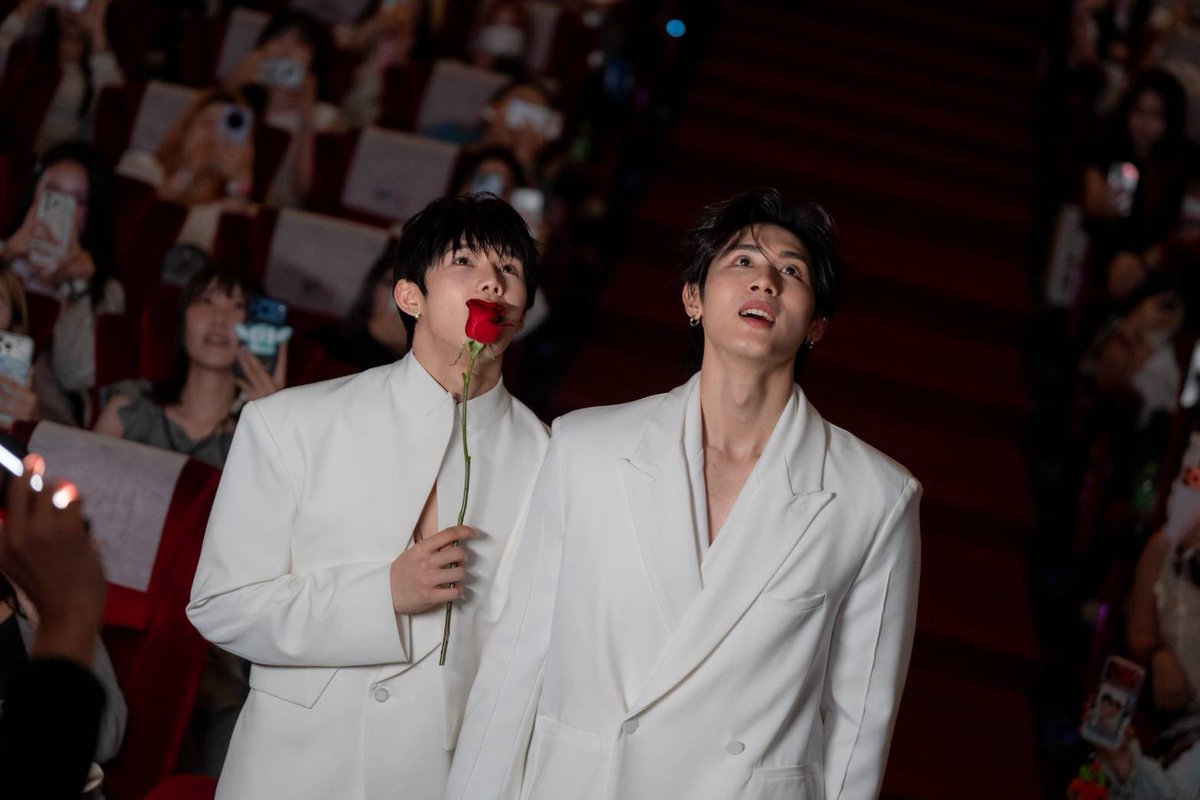 TripleclickTH's tweet photo. “ท็อปแท็ป-มินลี” ชวนทีมนักแสดงปิดบัญชีแค้นใน “PAYBACK THE SERIES FINAL EP”

พร้อมประกาศบิ๊กเซอร์ไพรส์  Global Fanmeeting ทั่วโลก

 #PAYBACKTheSeries #Payback #PaybackFinalEP #iQIYI #samk #fujoking #LezhinTH #Bomtoon #ช่องวัน31 #one31

ปิดฉากปมความแค้นสุดประทับใจ สำหรับค่ำคืนสุดพิเศษของซีรีส์วายฟอร์มยักษ์ที่ดัดแปลงจากเว็บตูนเกาหลีเรื่องดัง PAYBACK The Series ยกให้เป็นซีรีส์กระแสปังที่ได้รับความนิยมทั้งในไทยและอินเตอร์แฟน ล่าสุดชวนแฟน ๆ ร่วมชมบทสรุปตอนจบ พร้อมร่วมส่งตัวละครกลับสู่เว็บตูนเกาหลีเรื่องดัง ณ โรงภาพยนตร์ที่ 15 SF WORLD CINEMA , CENTRAL WORLD เมื่อวันเสาร์ที่ 1 สิงหาคม 2569 ที่ผ่านมา โดย บริษัท เอแพลน อินเตอร์เนชั่นแนล กรุ๊ป จำกั��� , Rakuten TV (ระคุเท็น ทีวี), KidariStudio (คิดาริ สตูดิโอ) และ Copus Japan (โคปัส เจแปน) รังสรรค์ผลงานโดย ไรซ์อัพ โปรดักชั่น โดย บริษัท คิเซกิ ครีเอชั่น จำกัด ได้จัดกิจกรรมให้กับเหล่าแฟนซีรีส์ได้ใกล้ชิดกับทีมนักแสดงพร้อมดูซีรีส์ตอนจบในงาน PAYBACK THE SERIES FINAL EP โดยพาเหรดทีมนักแสดง นำโดย ท็อปแท็ป-จารุกิต และ มินลี-ธนากร ร่วมด้วย โชกุน-ปารมี, ฟูไอซ์-ธนวัตร, บอส-ชัยกมล และขุนโน้ต-จิรภัทร ร่วมแบ่งปันความสุขและเบื้องหลังการทำงาน บรรยากาศสุดอบอุ่นเต็มไปด้วยรอยยิ้ม เสียงชื่นชม และความประทับใจ ข���งทีมนักแสดงตั้งแต่เริ่มโปรเจกต์จนผลงานออก สู่สายตาแฟน ๆ กวาดกระแสความนิยมทั้งในโลกออนไลน์ และครองใจแฟนซีรีส์วายตลอดการออกอากาศอีกด้วย

บรรยากาศงาน PAYBACK THE SERIES FINAL EP สุดคึกคัก ส่งให้แฮชแท็กของซีรีส์พุ่งติดเทรนด์อย่างรวดเร็ว เปิดเวทีด้วยสองนักแสดงหนุ่มเล่น Roleplay ซีนลูกอมจากซีรีส์ เรียกเสียงกรี๊ดสนั่นระเบิดเคมีหวานจนต่อมความฟินของแฟน ๆ ทำงานหนักมาก ไปกันต่อกับโชว์สุดพิเศษ ฟินกับเสียงเพราะ ๆ ของ “ท็อปแท็ป” และ “มินลี” กับเพลงประกอบซีรีส์ เธอทำให้รู้  ที่สะกดคนทั้งฮอลล์ ก่อนที่จะเปลี่ยนอารมณ์เข้าสู่เพลงซึ้ง ๆ คนไกล จาก “โชกุน” จากนั้นชวนเหล่านักแสดงมาพูดคุยถึงการทำงาน ก่อนร่วมชมซีรีส์ตอนจบและทันทีที่ซีรีส์ตอนสุดท้ายออนแอร��� แฟน ๆ ต่างร่วมลุ้นและส่งเสียงเชียร์ให้กับบทสรุปของตัวละคร ทั้งฮ็อป ทั้งฟิน พร้อมเสียงปรบมืออย่างประทับใจที่ได้ส่งทุกตัวละครกลับสู่เว็บตูนอย่างสมบูรณ์แบบ พร้อมพูดคุยกับทีมนักแสดงบนเวที โดยกล่าวขอบคุณทุกกำลังใจ ทุกการสนับสนุนที่ติดตามชมและซัพพอร์ต ส่งให้กระแสตอบรับดีอย่างล้นหลาม รวมถึงโมเมนต์น่ารัก ๆ ที่เปิดโอกาสให้แฟน ๆ เข���ยนข้อความผ่านบอร์ดโพสอิท ส่งคำถามและข้อความที่อยากบอกกับทุกตัวละคร ซึ่งถือเป็นกำลังใจสำคัญของทั้งนักแสดงและทีมงานทุกคน

ปิดท้ายส่งทุกคนกลับบ้านด้วยอีกหนึ่งบทเพลง love back จากสองหนุ่ม #ท็อปแท็ปมินลี่ และบิ๊กเซอร์ไพรส์สุดยิ่งใหญ่ที่ทางซีรีส์ประกาศ NEXT PROJECT สานต่อความฟินให้แฟน ๆ ได้หายคิดถึง ไอ้บ้า กับ นายสองบาท โดยประกาศงานแฟนมีต 12 เมืองใหญ่ทั่วโลกหลังจากซีรีส์จบ ออกสตาร์ทกันที่ประเทศไทย ซึ่งจะจัดขึ้นในวันที่ 29 สิงหาคม 2569 ณ MCC HALL, THE MALL LIFESTORE NGAMWONGWAN เป็นที่แรก ! และต่อด้วย Changzhou, Seoul, Tokyo, Taipei, Hong Kong, Macau, Manila, Ho Chi Minh City, Madrid, New York และ Rio De Janeiro

แฟน ๆ สามารถติดตามรับชมความสนุกของ PAYBACK The Series ย้อนหลังได้ทางแพลตฟอร์มออนไลน์ TV Version แอป oneD ดูเวอร์ชัน UNCUT บนแอป iQIYI และเว็บ iQ ที่เดียวเท่านั้น !!!