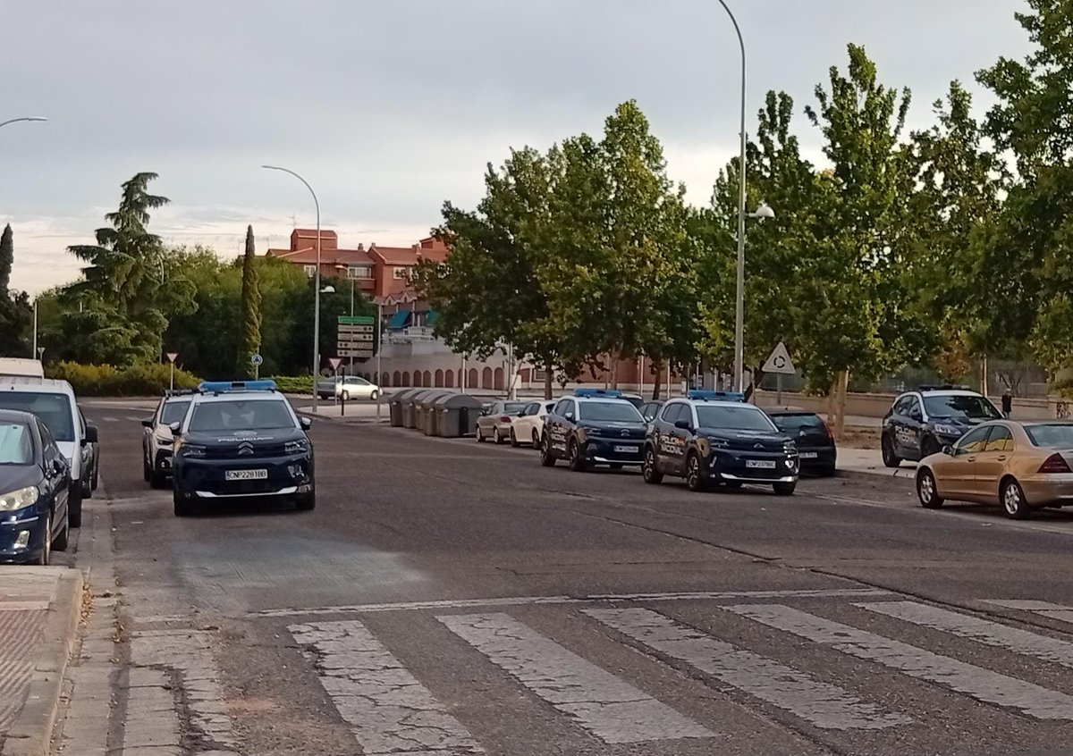 Serr0jas's tweet photo. Gran despliegue policial en las 109 Valdeyernos #Poligono #Toledo
6 vehículos policial nacional (incluida UPR) 2 de policía local.
Se han visto escudos antidisturbios y cascos.
Vía #WhatsApps https://t.co/DnYneZsCps