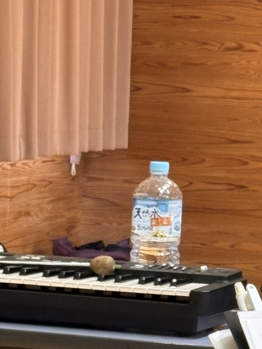 yws_brass's tweet photo. 【ブログ更新】
担当:ゆきだるま(アルトサックス)
・マエストロのお水。とうとう1リットルに!水分補給だいじ!💧
・今回は打楽器だけで演奏するところがあるので休憩時間に練習するお姉さま方🥁🥁🥁
・バストロンボーンのお兄様方も休憩時間にガチ練習!
#YWS 🤤
https://t.co/ECtrsO6Gmj https://t.co/40c54ZIciV