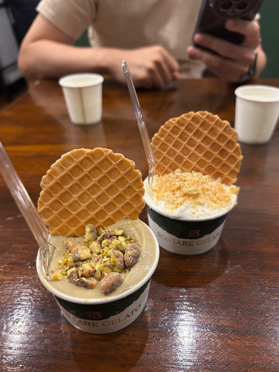 ztzeon's tweet photo. มีคนบอกว่าอันนี้แพงแบบคุ้มค่า นี่คือไอติมพิสตาชิโอ้ 195 บาท

- หวานคับบบบบ หวานแบบตาตื่น แต่เราไม่ค่อยกินหวาน แฟนบอกก็หวานปกติ
- รสชาติถั่วชัดเจน เทกซ์เจอร์เนียนนุ่ม สมูธ ข้างบนโรยถั่วมากรุบ ๆ ดี https://t.co/l6boZRMLWw