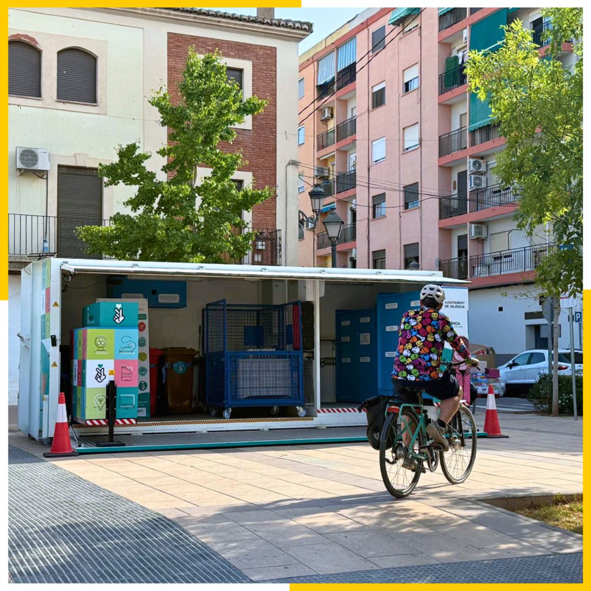 ValenciaNetaVLC's tweet photo. Bon dia! Troba els #ecoparcs mòbils de l'@AjuntamentVLC i l'@Emtre_AMV 🚛 a:
📍 #Russafa: Pl. Manuel Granero
📍 #Torrefiel: Mercat de Torrefiel
📍 #Cabanyal - Canyamelar: Pl. Creu del Canyamelar
📍 #LaTorre: C/Castell de Corbera
♻️ https://t.co/jzmGsO4Iw9 https://t.co/FjllWK5jOw