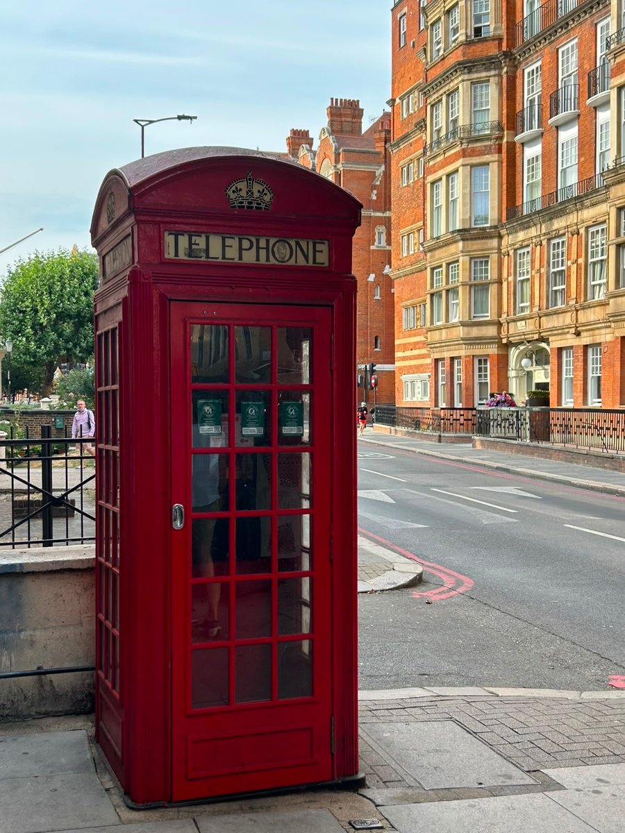HabboHistoryCOM's tweet photo. I just teleported to London! 👀 See you next week! After my vacation, our room archive will get a major upgrade. https://t.co/SaLuOppf53