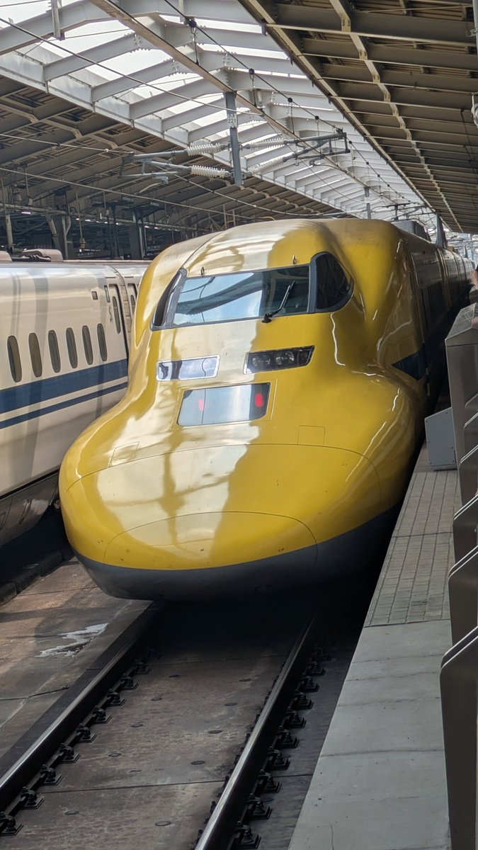 naokisato4's tweet photo. 確かに引退間近のドクターイエローでした🚄窓枠に粋な挨拶🚄
＃ドクターイエロー https://t.co/2KV7Dl695P