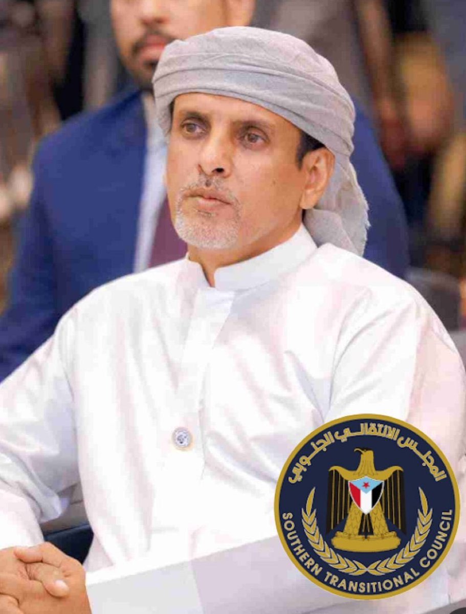 HaniBinbrek's tweet photo. من الرباعيات:
نَظَرْتُ خَطْوَكَ، وَالْأَيَّامُ عَابِسَةٌ
                  وَالدَّرْبُ يَشْقَى بِمَا فِيهِ، وَيَخْتَرِقُ
نَجَوْتَ مِنْهُمْ كَمَا يَنْجُو الصَّبَاحُ إِذَا
                          وَلَّى الظَّلَامُ، فَلَا ظِلٌّ وَلَا رَهَقُ
وَسِرْتَ، وَالْحَقُّ فِي عَيْنَيْكَ مُؤْتَلِقٌ
                   كَأَنَّمَا النَّصْرُ مِنْ خُطْوَاتِكَ الْعَبَقُ
فَامْضِ، فَمَا ضَرَّ مَوْجَ الْحَقِّ زَبَدُهُمُ
                 وَلَا يَضِيرُ عُلُوَّ الشَّمْسِ مَنْ نَعَقُوا