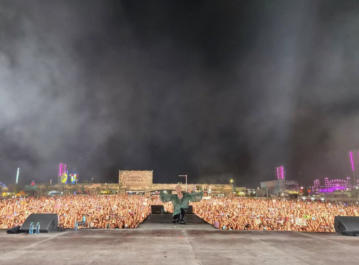 xoalsox_base's tweet photo. #TAEMIN proudly posing with 70,000 people that gathered for his headliner set at K-pop Days Nibiru in Romania. This is iconic and should be talked about more. https://t.co/DlhrS5N9ve