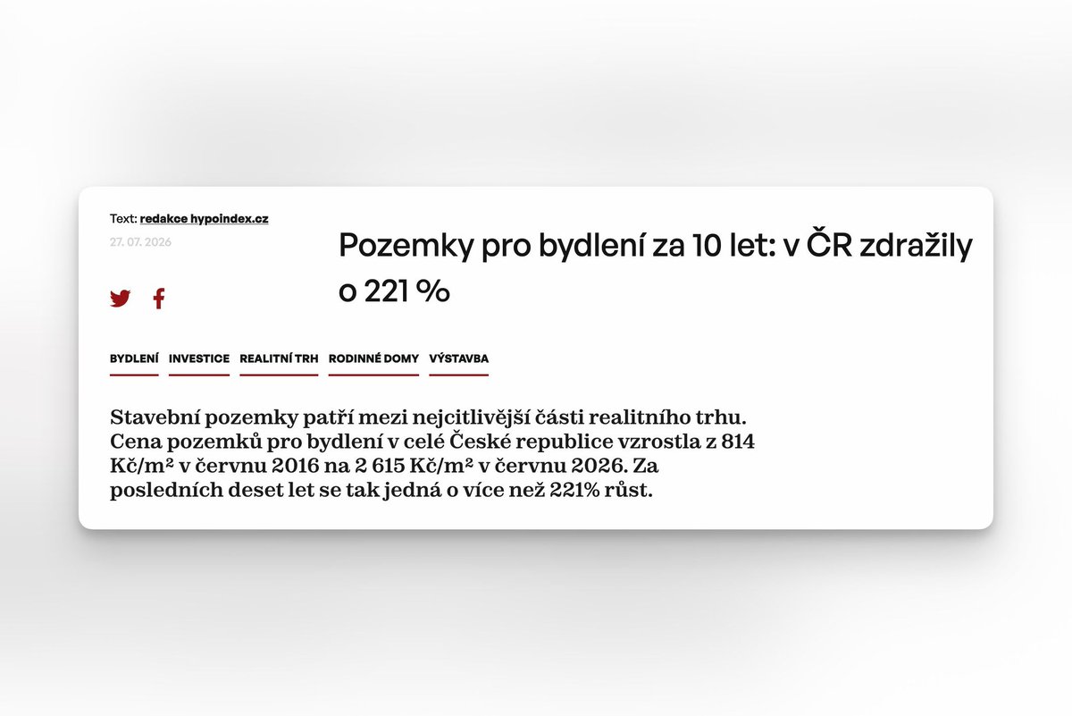 michalhardyn's tweet photo. Stavím dům v Beskydech, takže ceny za stavbu vidím zblízka. A skoro nikdo v debatě o drahém bydlení neřekne, že samotný dům je z celé skládačky ta nejlevnější položka.

→ Dům 3+kk na klíč od spolehlivé firmy pořídíte za 3,9 mil. Kč.
→ Dům 4+kk začíná na 4,15 mil. Včetně zateplení, topení i koupelen.
→ Splátka na 4 miliony vychází při dnešních sazbách kolem 22 tisíc měsíčně.

Nová garsonka od developera v Praze stojí průměrně 6,9 milionu. Jeden pokoj s kuchyňským koutem.

Cena bydlení se neláme na cihlách, láme se na pozemku pod nimi.

→ Pozemky pro bydlení zdražily za 10 let o 221 %, z 814 na 2 615 Kč/m².
→ Za běžný pozemek u Prahy dáte přes 7 milionů, tedy víc než za ten dům.
→ V celé zemi je v nabídce 15 172 pozemků, o 9 % méně než loni.

Splátka tím rázem není 22 tisíc, je přes 60.

Teď je otázka, jestli si můžeme dovolit více prostoru zastavit, když nám dochází povolené a zasíťované parcely?

Pomohlo by vyměnit v plánech mrtvé plochy za živé a zasíťovat je dopředu. A danit hodnotu pozemku, ne jeho papírový stav. Z parcely bez povolení se dnes platí daň jako ze zahrady, takže držet ji prázdnou nic nestojí.

Politicky je to nepříjemné, protože každá nová parcela naštve ty, kdo v obci už bydlí. My už tady bydlíme, další tady nechceme. 👷

Stavěli jste, nebo to zvažujete? Zajímá mě, jak je to s pozemky u vás. Nejsou, nebo jsou nesmyslně drahé?