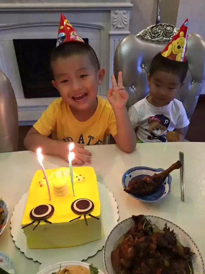 Musk_Lyu's tweet photo. 2026年8月2日，二兒子15岁，祝生日快樂！另外兩張是11年前的生日當天拍攝的，時間過得太快了！ https://t.co/nqImyBx9tB