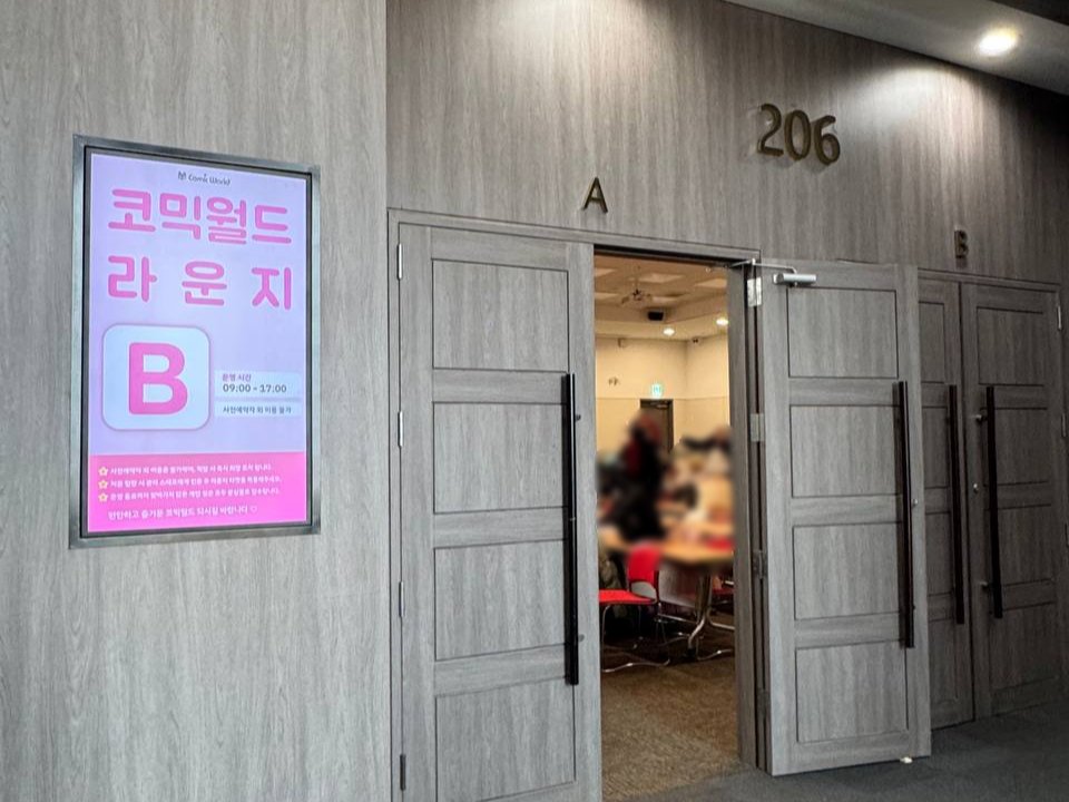 comicw's tweet photo. #RT & 팔로우 추첨 #8코일산 가챠권 또는 커피우유 증정!

📢 [코믹월드 335 일산] 라운지 C룸 오픈!

B룸 토·일 모두 매진!
더 많은 이용자 분들을 위해
테이블존 C룸이 추가 오픈되었습니다 🙌

⚠️ 남은 룸이 얼마 남지 않았어요!
이용을 희망하시는 분들께서는 서둘러 예매해 주세요!

🎟️ 라운지 잔여 룸 예매하기
👉 https://t.co/TU8Okex4cD