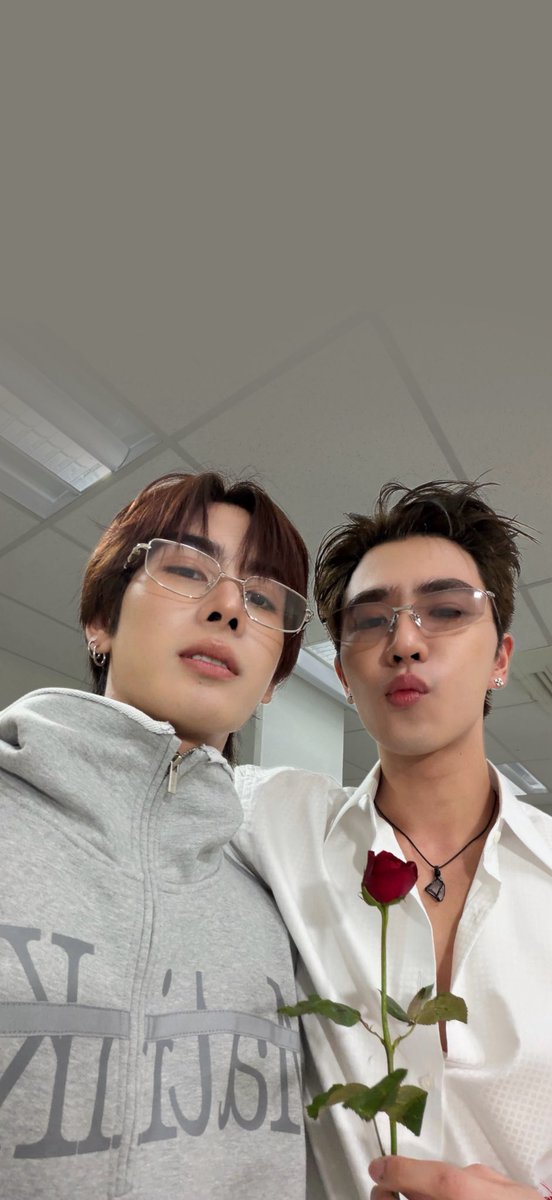 ppbitterie's tweet photo. 𓆩 [ แJก ] wallpaper 𓆪

พักกลางวันแวะทำ wallpaper ใหม่มา ชาวเดวิลจิ๋วคนไหนชอบเอาไปใช้ได้เน้ยย

⛥ พี่เสกพี่กานต์สาขาอโศกก็มี 🌹
⛥ คุณกันต์ เด กัสโตรกับคุณหนูไอยรา สิงหเมฆาก็มา 🥃🔥
⛥ เพิร์ธแซนต้าก็มี 🖤🤍 https://t.co/vg1wXtn8WE