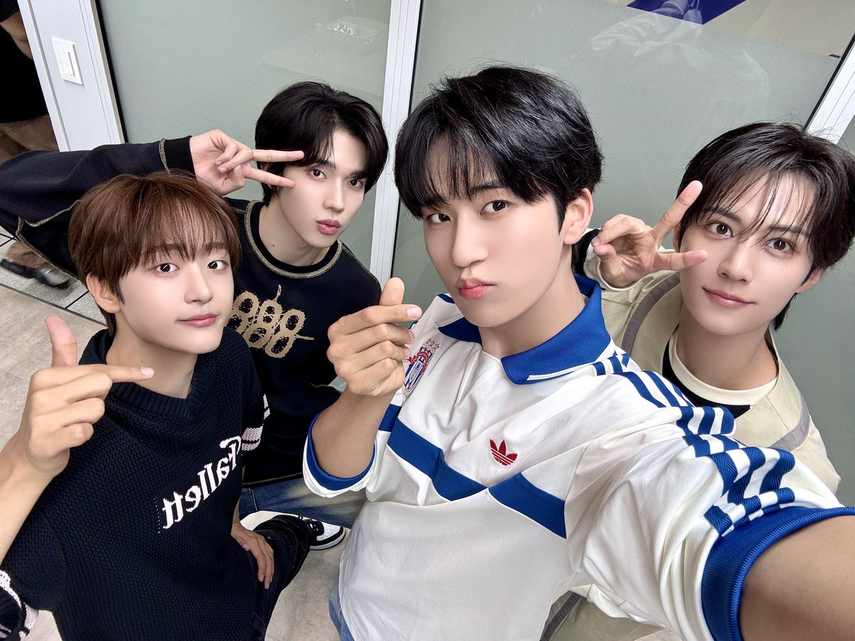 LUN8_official's tweet photo. [📸] EBS FM #아이돌한국어

#루네이트 #LUN8
#진수 #JinSu #카엘 #Chael
#준우 #JunWoo #이안 #Ian
#SNEAKERS #Off_the_Grid 
#LUN8_OfftheGrid https://t.co/rjuF9AvJJf