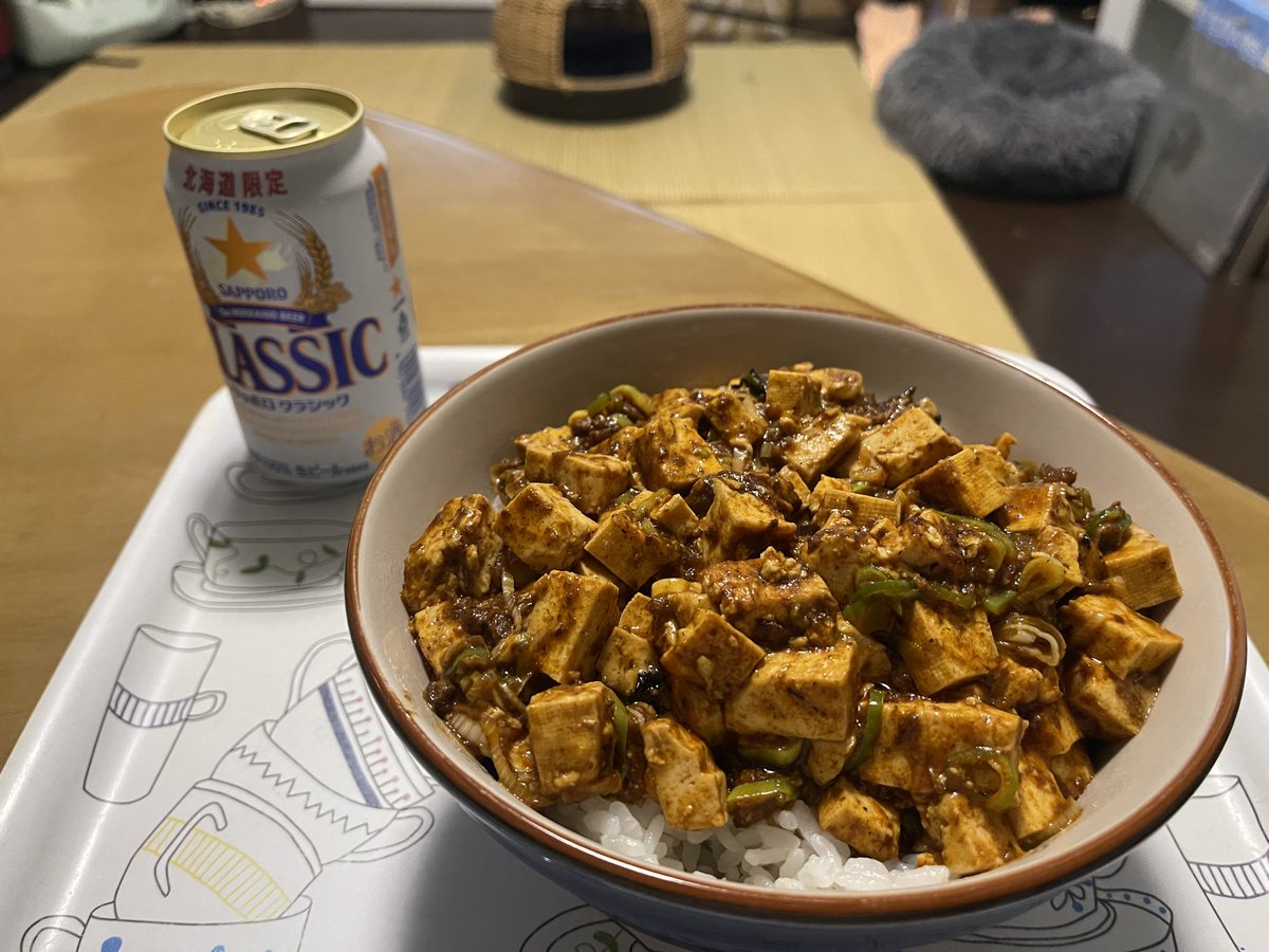 ECL805's tweet photo. 夕ご飯は激辛麻婆豆腐丼とサッポロクラシック🍺 https://t.co/8HOpkuRiZy