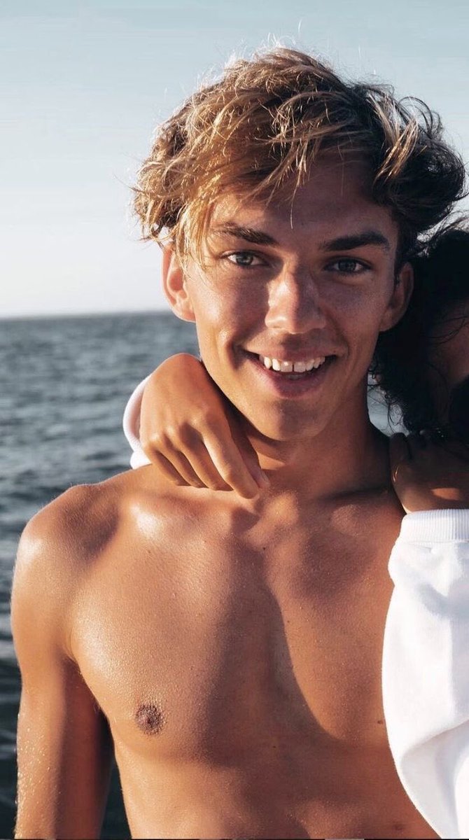 81hitmyline's tweet photo. this pierre gasly with this yuki tsunoda https://t.co/ijwVY4Rphr