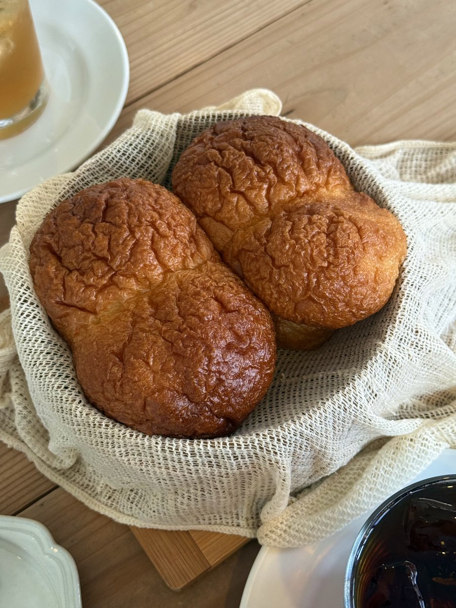 mo_yaam's tweet photo. 좌천동 네살차이 🍞🤎

갓 찐 식빵 너무 맛있어 ....................
대신 따끈따끈할 때 배에 다 집어넣어야 함 https://t.co/lGORsbRUHH
