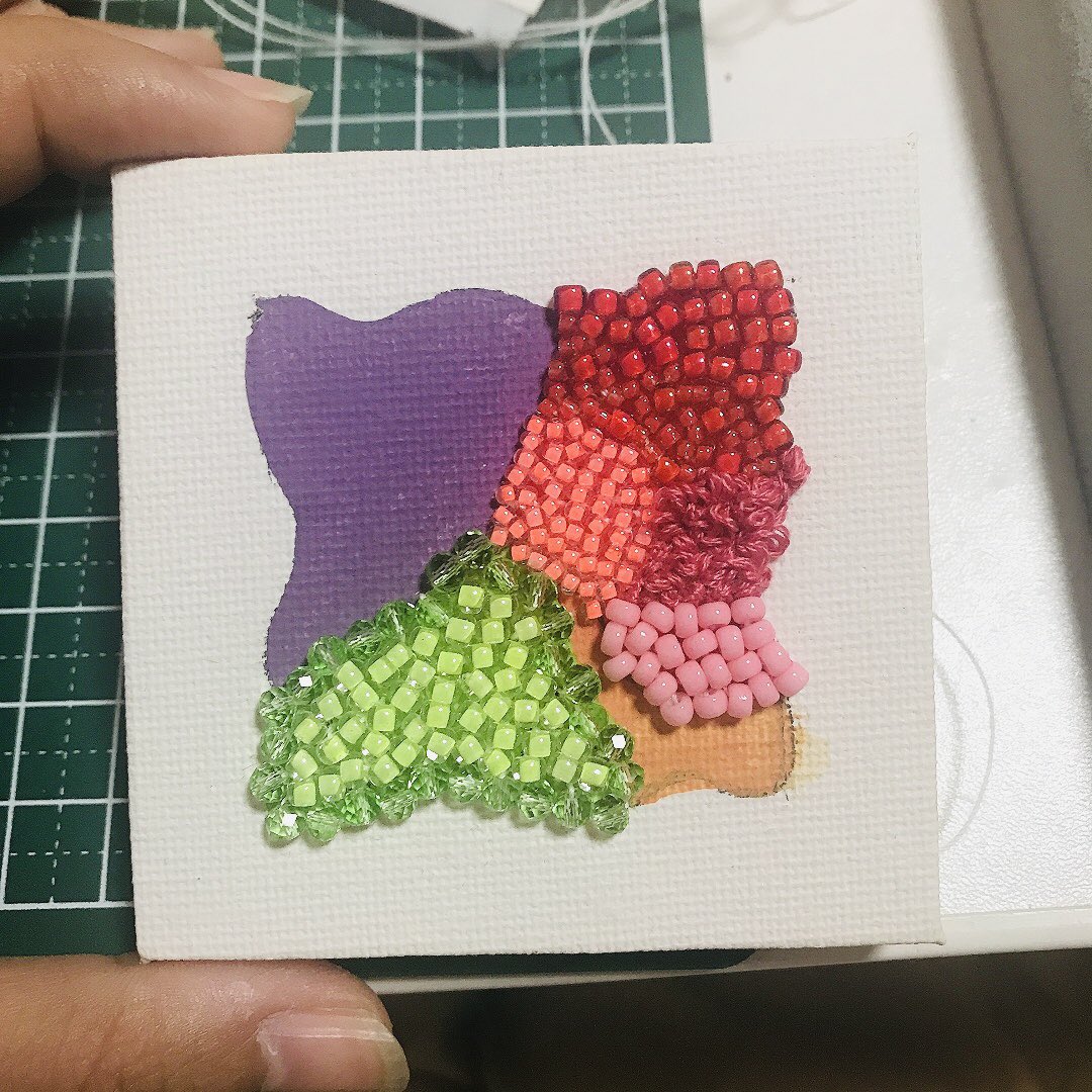 YUMEIROTOYBOX's tweet photo. これはビーズ刺繍の絵（途中）
完成したらminneに出すかも 出さないかも https://t.co/5X8FKKyzcj