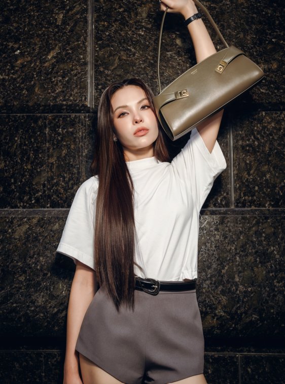 EverydaynewsTH's tweet photo. "ซอนญ่า ศรัณย์ภัทร์" ร่วมถ่ายทอดเสน่ห์ของ Ferragamo Hug East-West กระเป๋ารุ่นใหม่ล่าสุดสไตล์อันเป็นเอกลักษณ์ สะท้อนแนวคิดของ Ferragamo ที่ให้ความสำคัญกับงานฝีมืออันประณีต นวัตกรรมการออกแบบ และฟังก์ชันการใช้งานที่ตอบโจทย์ไลฟ์สไตล์ของผู้หญิงยุคใหม่ ผ่านการมิกซ์แอนด์แมตช์ในสไตล์ที่สะท้อนตัวได้อย่างลงตัว พร้อมเติมเต็มทุกลุคของผู้หญิงยุคใหม่ด้วยความสง่างามและความมั่นใจในทุกโอกาส

#SonyaSaranphat
#FerragamoHugBag
#Ferragamo