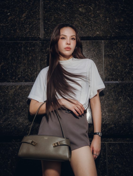 EverydaynewsTH's tweet photo. "ซอนญ่า ศรัณย์ภัทร์" ร่วมถ่ายทอดเสน่ห์ของ Ferragamo Hug East-West กระเป๋ารุ่นใหม่ล่าสุดสไตล์อันเป็นเอกลักษณ์ สะท้อนแนวคิดของ Ferragamo ที่ให้ความสำคัญกับงานฝีมืออันประณีต นวัตกรรมการออกแบบ และฟังก์ชันการใช้งานที่ตอบโจทย์ไลฟ์สไตล์ของผู้หญิงยุคใหม่ ผ่านการมิกซ์แอนด์แมตช์ในสไตล์ที่สะท้อนตัวได้อย่างลงตัว พร้อมเติมเต็มทุกลุคของผู้หญิงยุคใหม่ด้วยความสง่างามและความมั่นใจในทุกโอกาส

#SonyaSaranphat
#FerragamoHugBag
#Ferragamo
