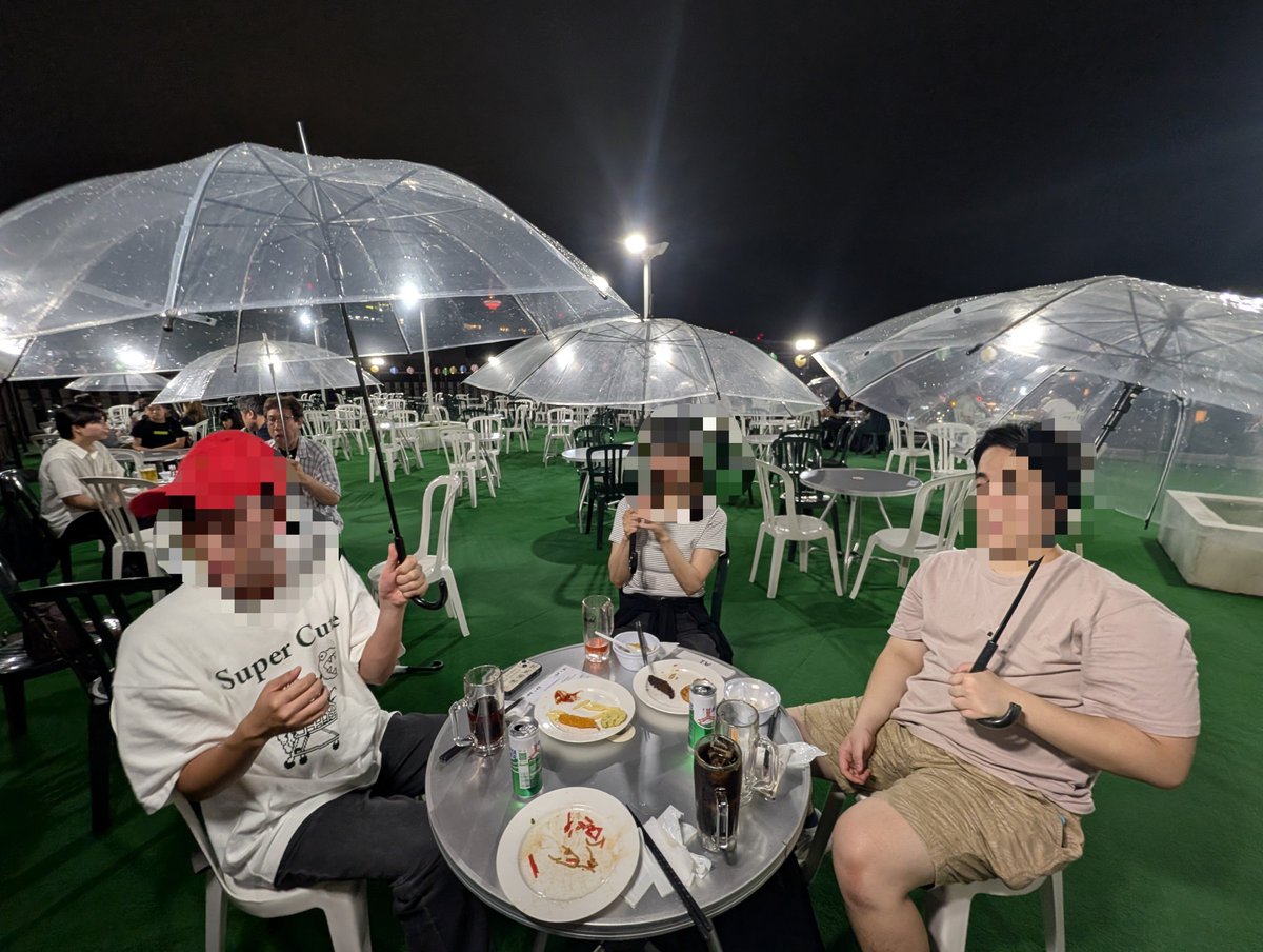 greenmen2014's tweet photo. 傘差しながらのビアガーデン https://t.co/cjOugdo7zM