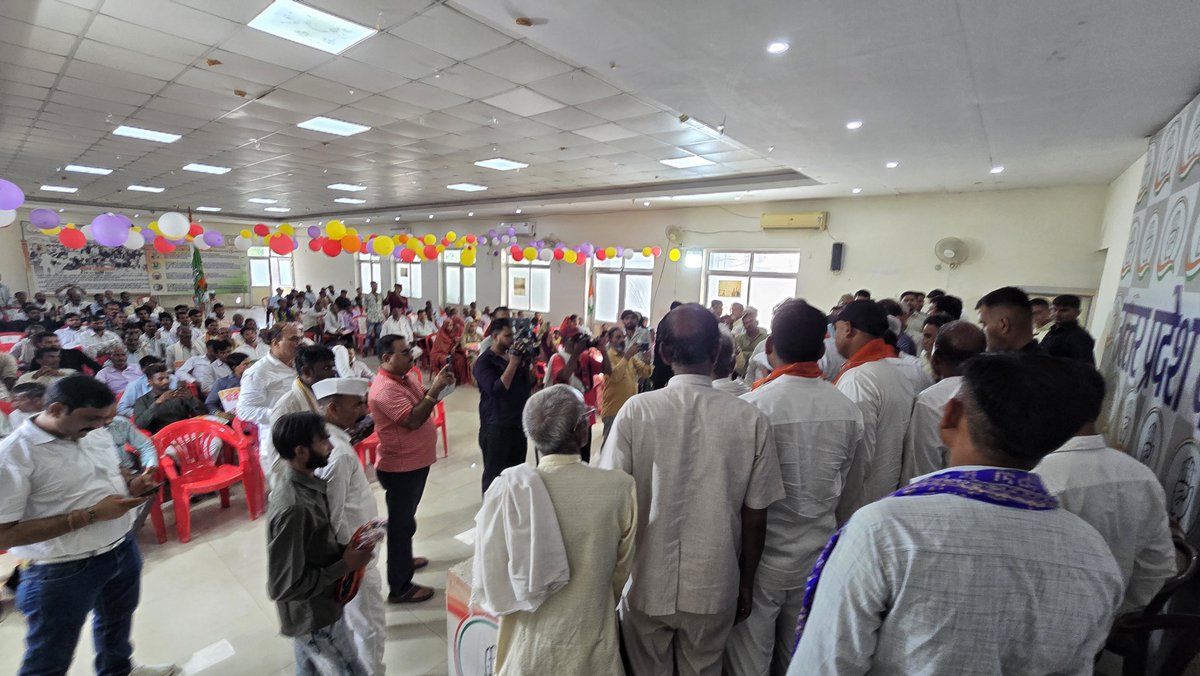 AdvRajendraPal's tweet photo. आज लखनऊ स्थित उत्तर प्रदेश कांग्रेस कमेटी कार्यालय में आज़ाद समाज पार्टी के विभिन्न पदों पर रहे फ़ौजी भारत भूषण संववार (पूर्व जिला अध्यक्ष, अ०स०प० – कानपुर ग्रामीण), प्रदीप संववार (पूर्व जिला अध्यक्ष, अ०स०प० – कानपुर देहात), सुनील कोरी (पूर्व महानगर अध्यक्ष, अ०स०प० – कानपुर महानगर) एवं राम शंकर अम्बेडकर (पूर्व जिला प्रभारी, अ०स०प० – कानपुर ग्रामीण) सहित आज़ाद समाज पार्टी के 25 पदाधिकारियों एवं सैकड़ों समर्थकों ने कांग्रेस की विचारधारा में विश्वास जताते हुए कांग्रेस परिवार की सदस्यता ग्रहण की।

साथ ही भारतीय जनता पार्टी के 4 युवा कार्यकर्ताओं ने भी भाजपा छोड़ कांग्रेस का दामन थामा।

सभी साथियों का कांग्रेस परिवार में हार्दिक स्वागत एवं उनके उज्ज्वल राजनीतिक भविष्य के लिए शुभकामनाएँ। 

सामाजिक न्याय, संविधान और जनहित की इस लड़ाई को मिलकर और अधिक मज़बूत करेंगे।