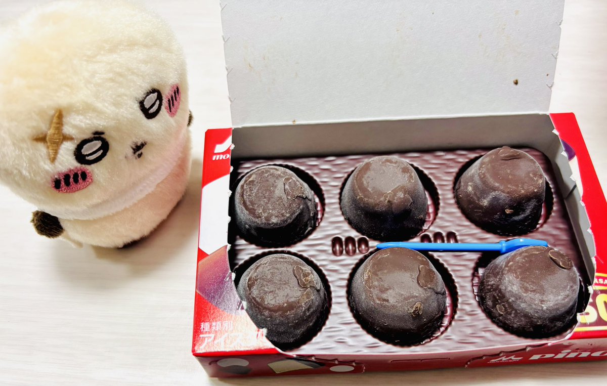 torimayo0620's tweet photo. ラッコ先生の本日の報酬。ピノ。 https://t.co/EhCbo5a9Ya
