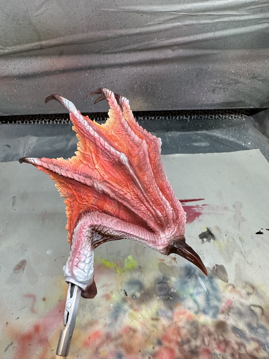 Nago75_3's tweet photo. 紅龍の翼膜をやり直した
マグマを意識した塗り
トーンは全体塗ってから落としていく https://t.co/PVoYOjI0rk